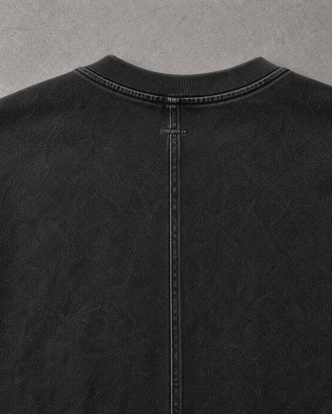 HEAVYWEIGHT POCKET TEE 등판 중앙 노출 봉제선 디지털 디테일