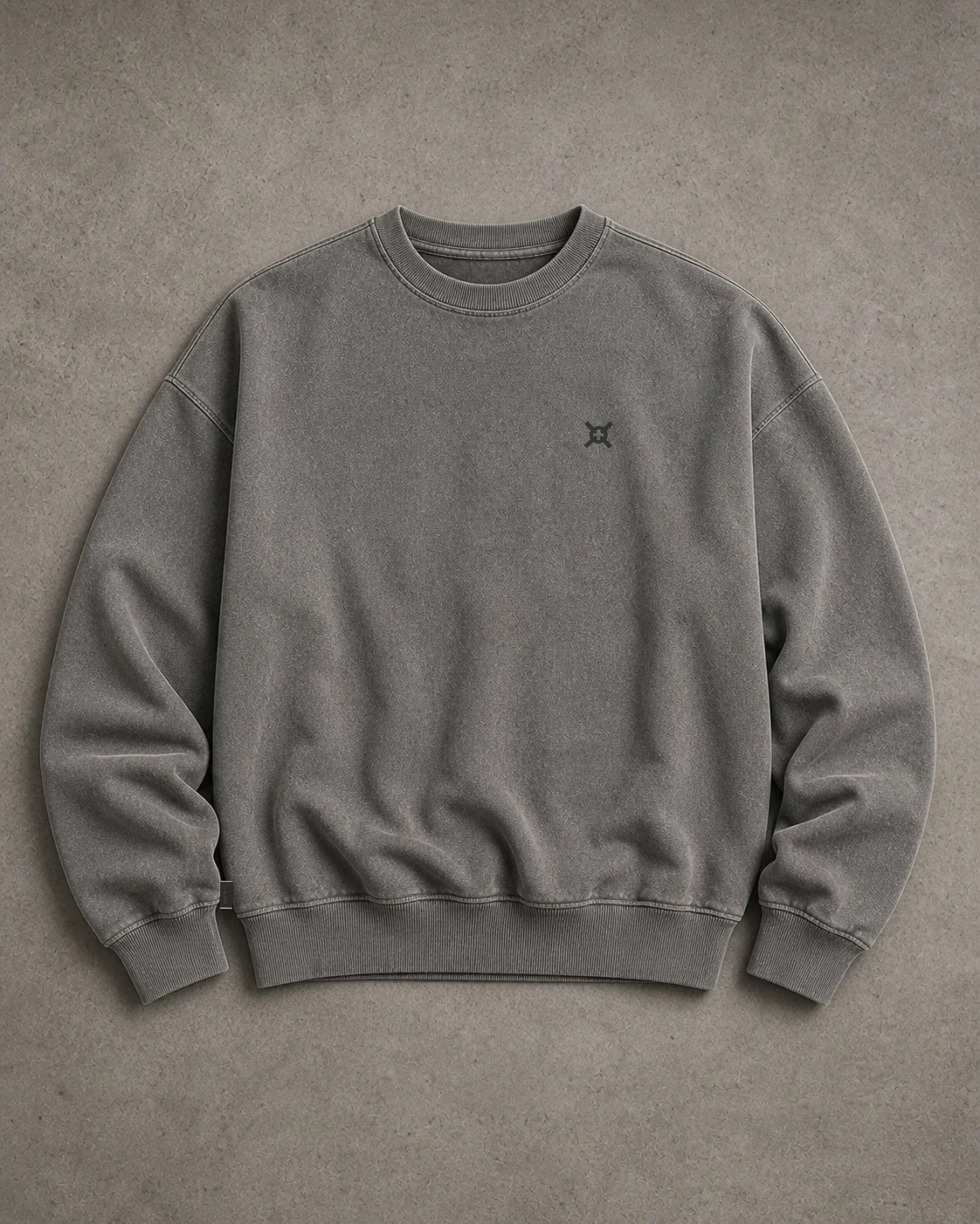 톤온톤 UNDERKNOT 왼쪽 가슴 엠블럼 자수와 색상 맞춤 사이드심 태그를 적용한 FADED GRAPHITE 앞면 플랫레이 디지털 콘셉트