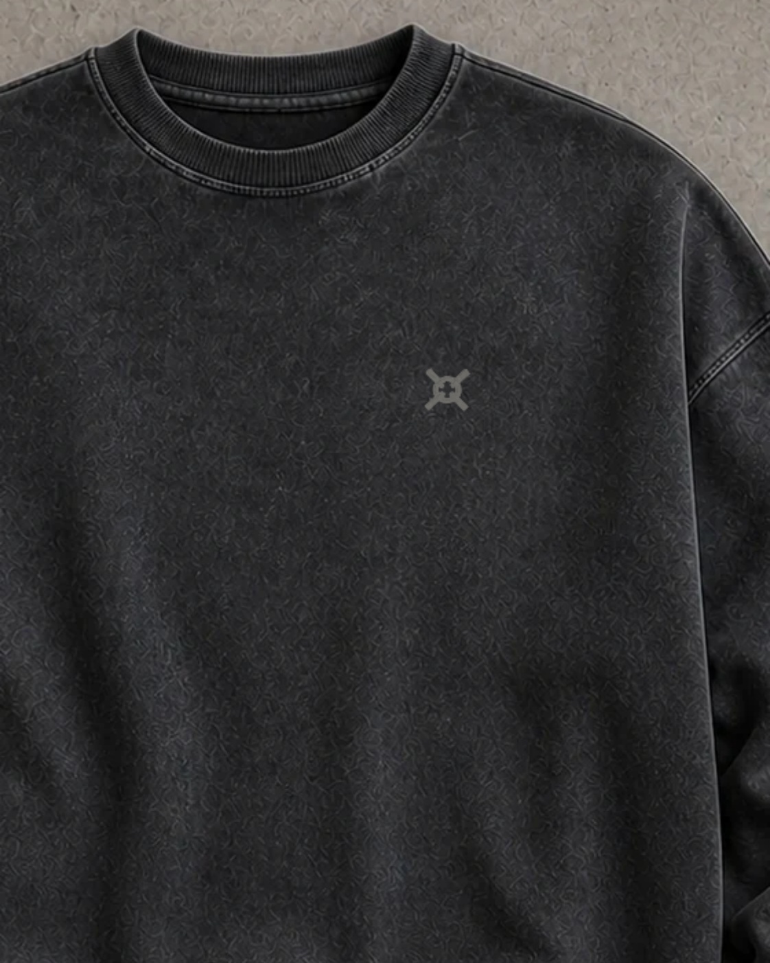 WASHED CHARCOAL 왼쪽 가슴의 톤온톤 UNDERKNOT 엠블럼 자수 디지털 콘셉트 확대 이미지