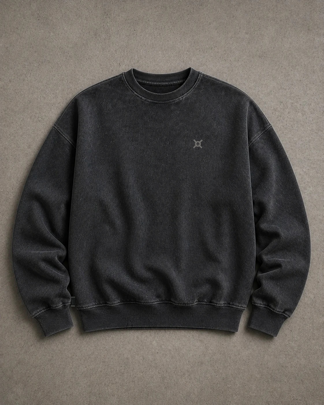 톤온톤 UNDERKNOT 왼쪽 가슴 엠블럼 자수와 색상 맞춤 사이드심 태그를 적용한 WASHED CHARCOAL 앞면 플랫레이 디지털 콘셉트