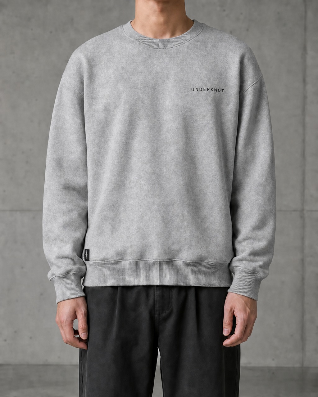 MELANGE GREY 색상의 UNDERKNOT BASIC CREWNECK SWEATSHIRT 앞면 착용 콘셉트. 실제 제품의 디테일은 달라질 수 있습니다
