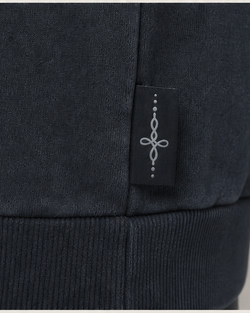 뮤트 블루 그레이 UNDERKNOT 엠블럼을 직조한 WASHED NAVY 컬러 매칭 사이드심 태그 디지털 디테일