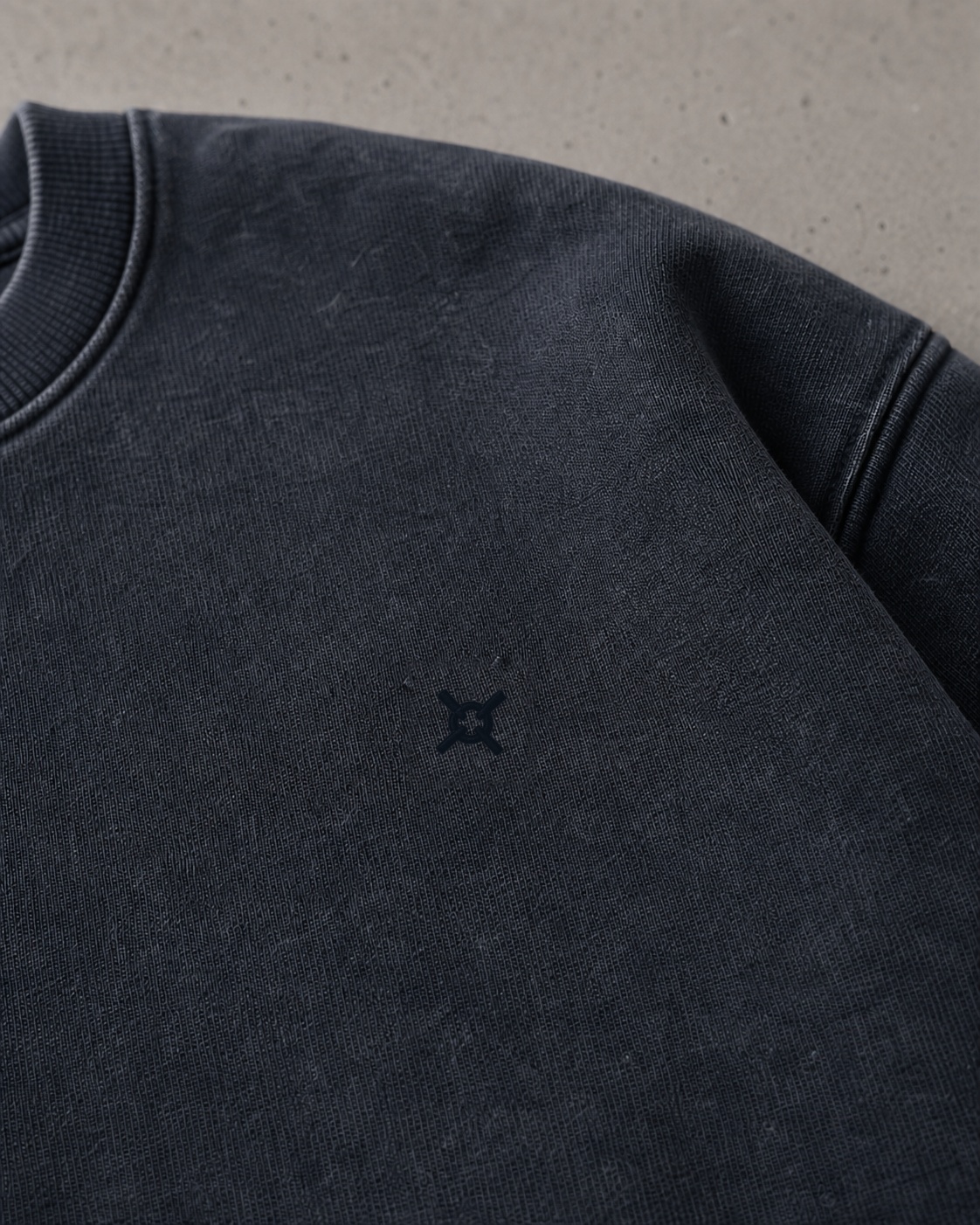 WASHED NAVY 맨투맨 왼쪽 가슴의 톤온톤 UNDERKNOT 심볼 자수