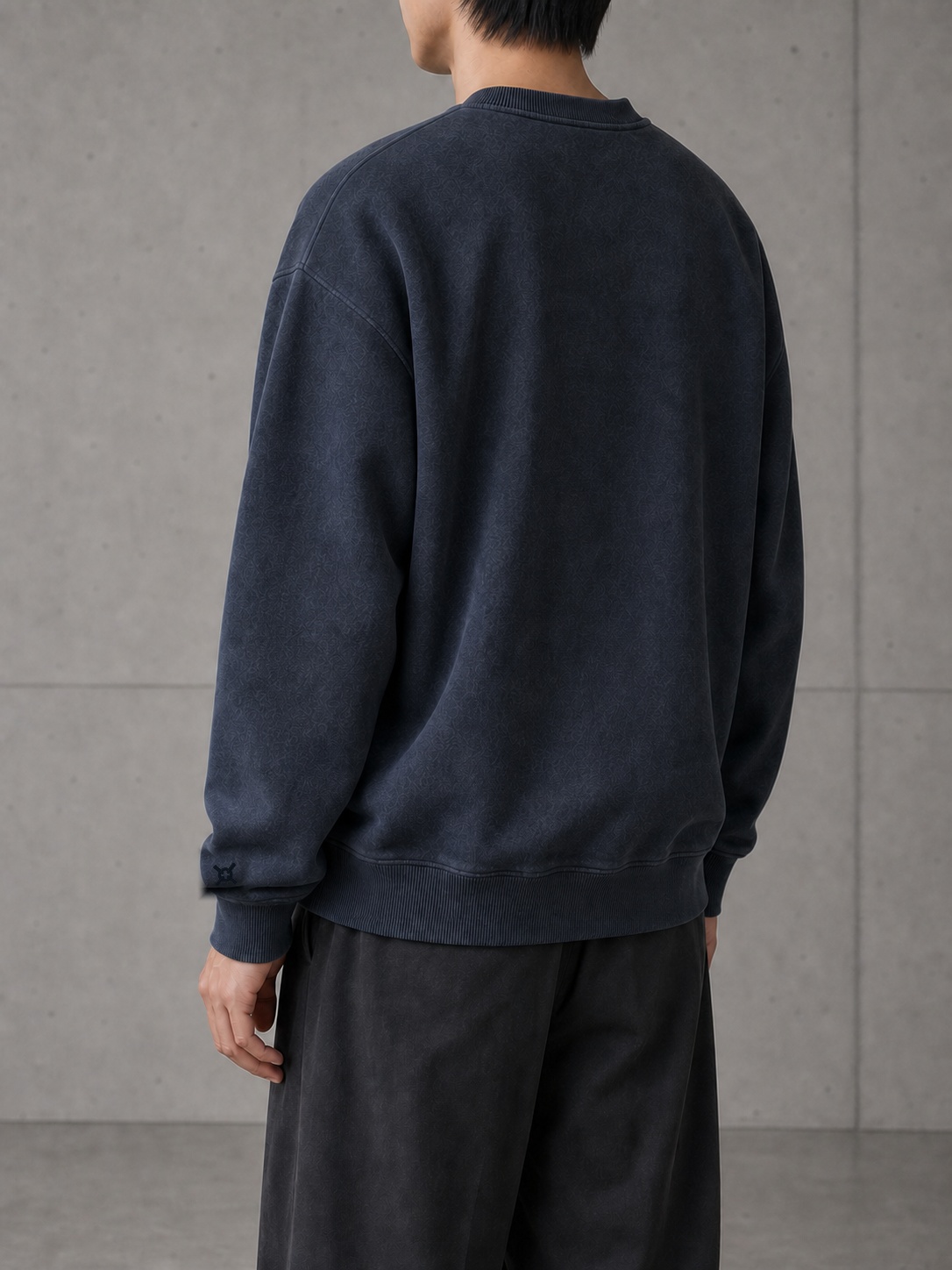 깨끗한 등판과 왼팔 뒤 UNDERKNOT 심볼을 보여 주는 WASHED NAVY SWEATSHIRT 뒷면 착장 콘셉트 (4 / 4)