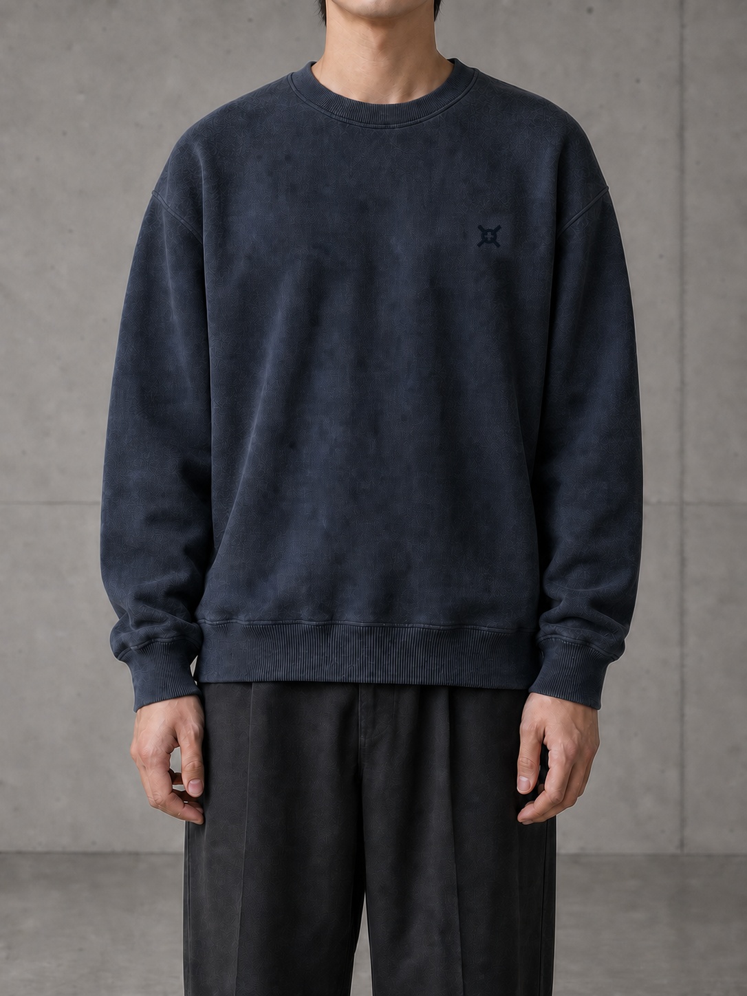 왼쪽 가슴 UNDERKNOT 심볼을 보여 주는 WASHED NAVY SWEATSHIRT 정면 착장 콘셉트 (3 / 4)