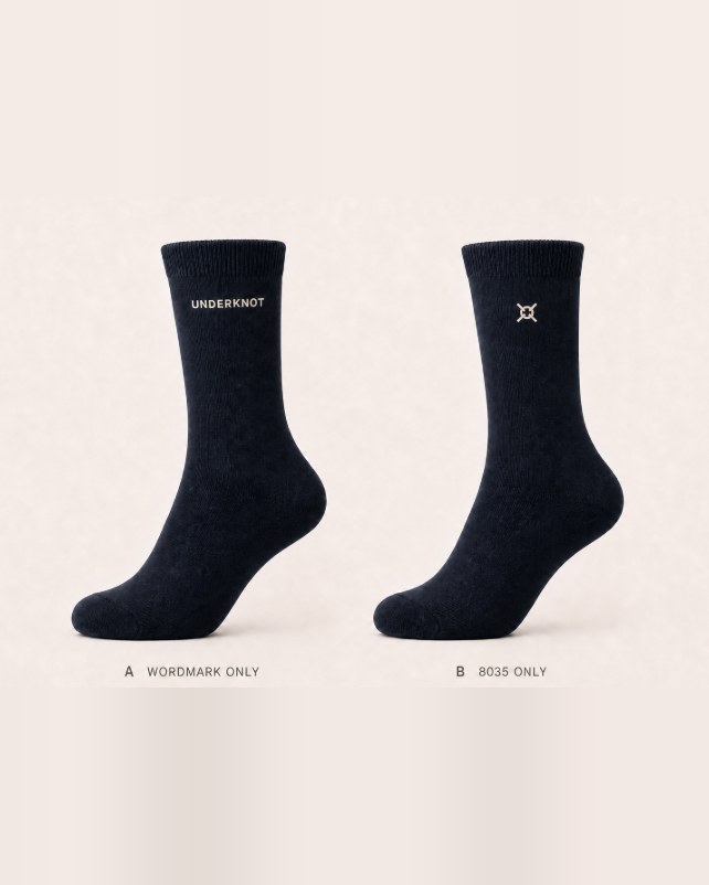 UNDERKNOT DARK NAVY CREW SOCKS 제품 플랫 콘셉트. 웜 에크루 자수 두 가지 옵션(A 워드마크 / B 엠블럼). 실제 제품의 디테일은 달라질 수 있습니다