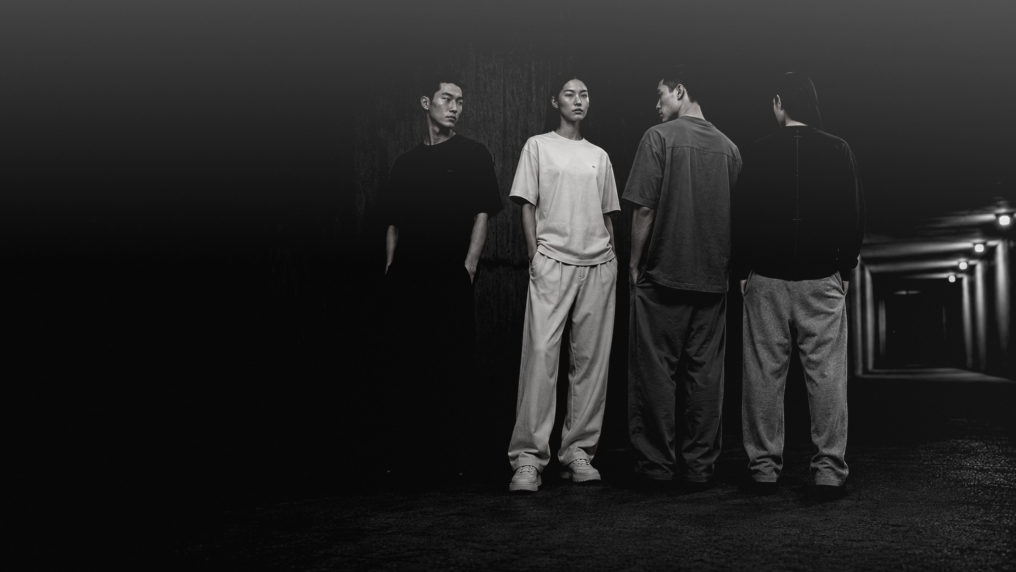 콘크리트 터널에서 촬영한 네 모델의 UNDERKNOT 첫 컬렉션 캠페인