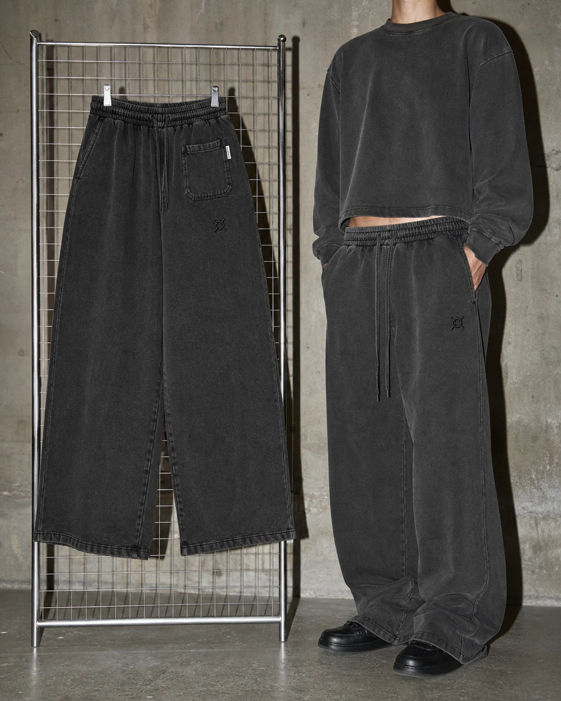 UNDERKNOT WIDE SWEATPANTS의 얼굴을 드러내지 않은 모델 착용 콘셉트와 제품 플랫 이미지. 실제 제품의 디테일은 달라질 수 있습니다