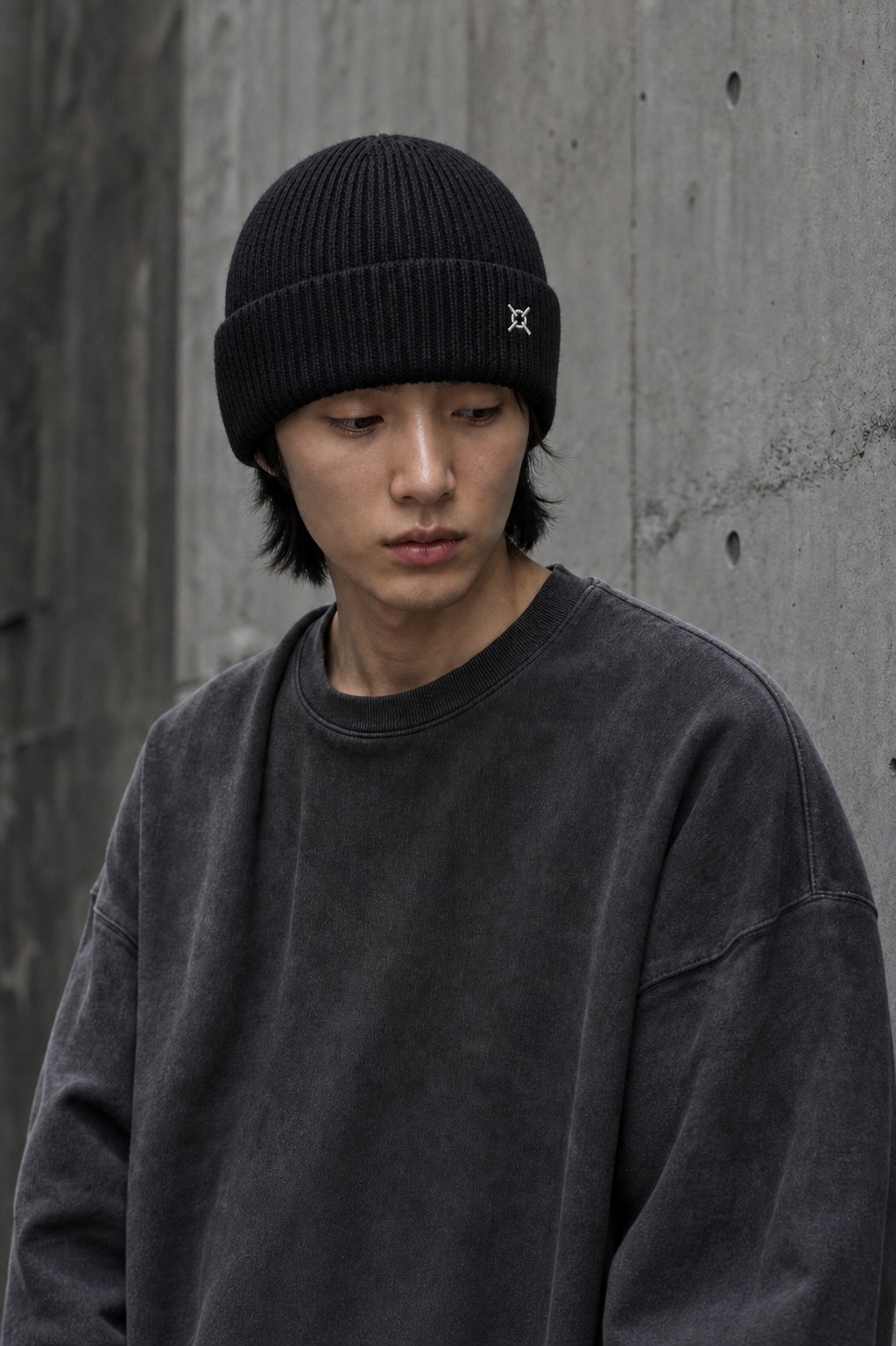 워시드 블랙 WASHED RIB KNIT BEANIE를 측면으로 착용하고, 작게 줄인 8035 심볼을 착용자 기준 왼쪽 측면에 배치한 개발 이미지. 최종 소재와 착용감, 위치는 샘플 승인 전입니다