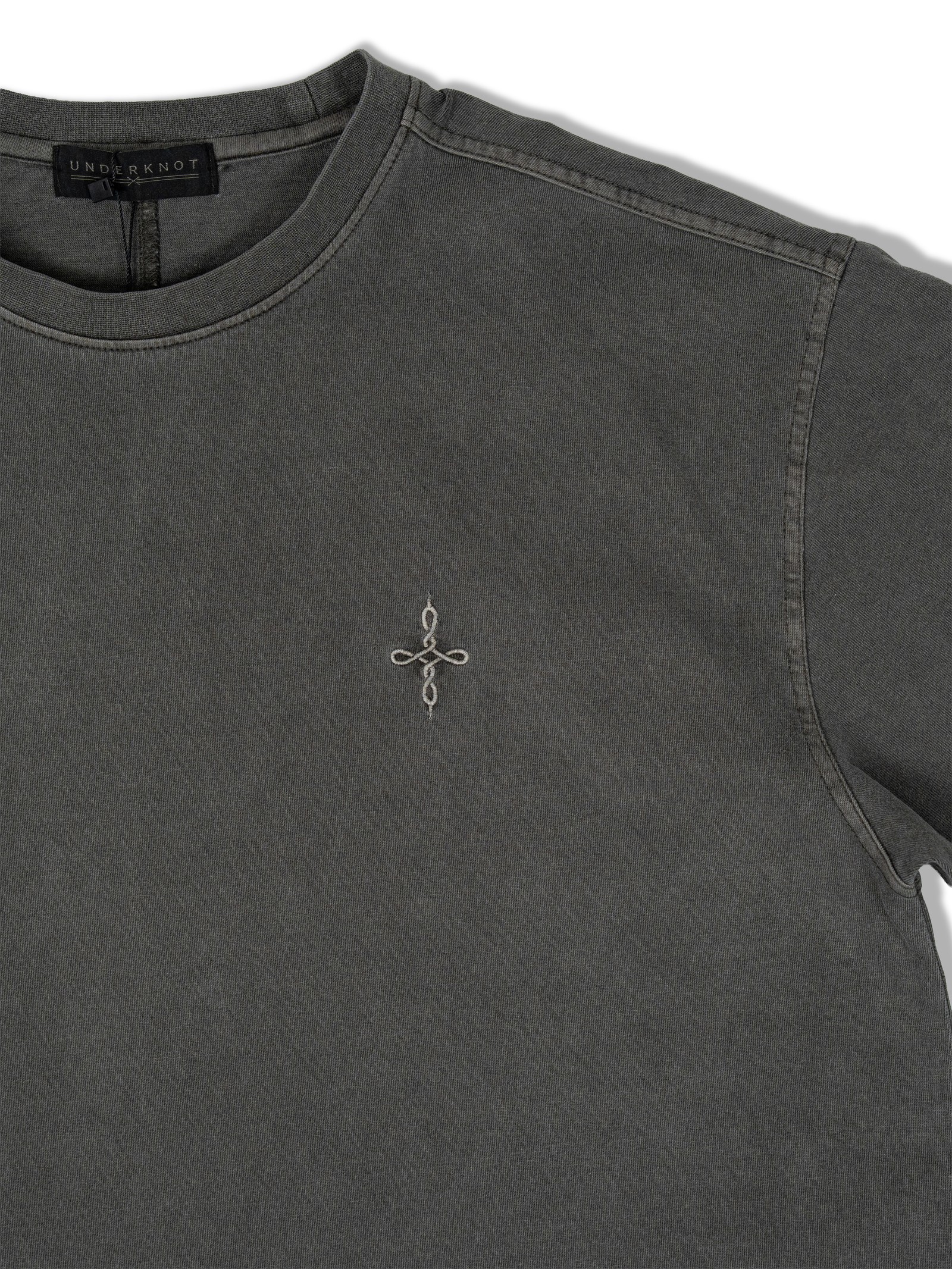 FADED GRAPHITE HEAVYWEIGHT TEE 실물 촬영 · 왼쪽 가슴 UNDERKNOT 심볼 자수 확대
