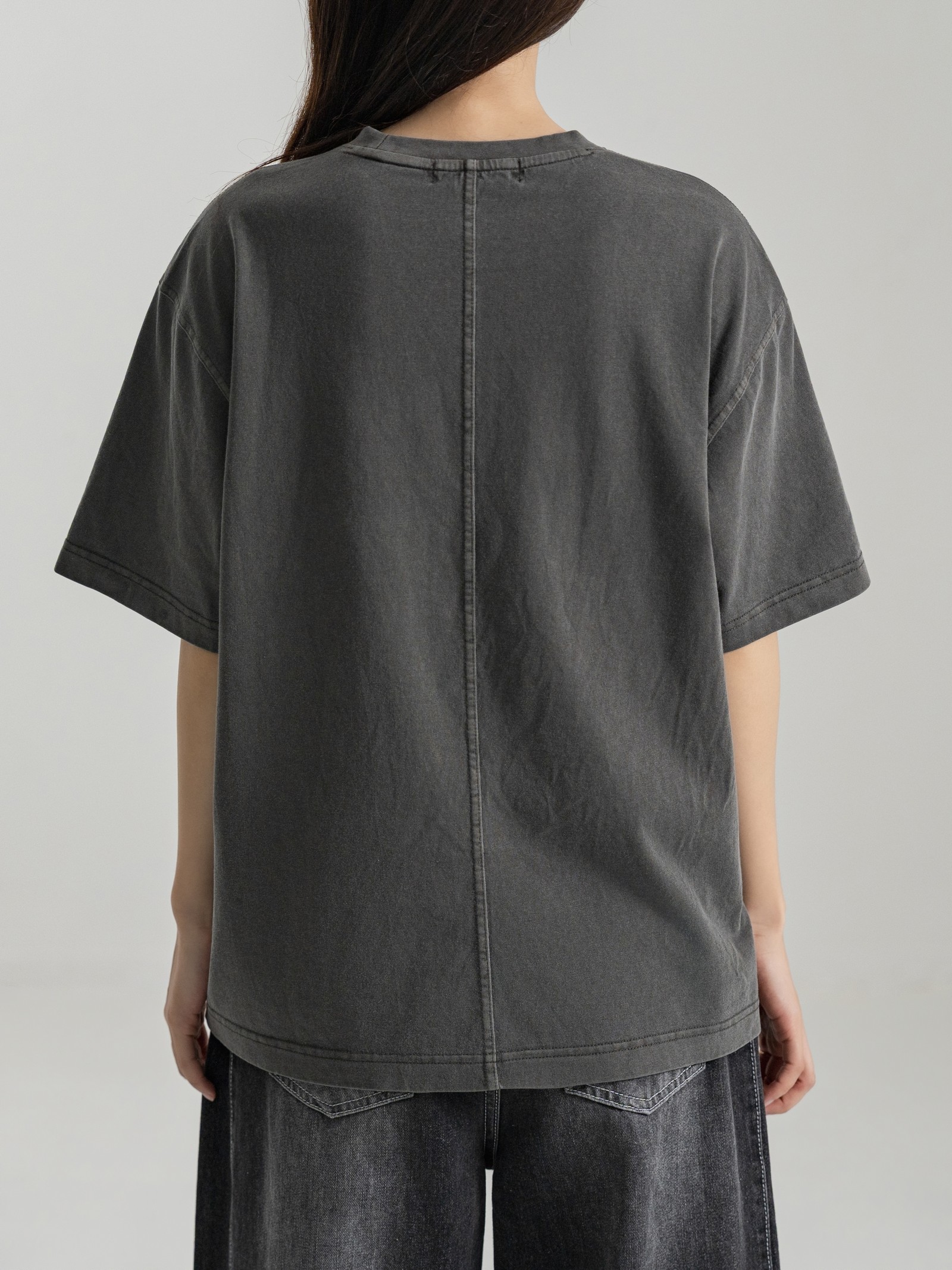 FADED GRAPHITE HEAVYWEIGHT TEE 실물 촬영 · 여성 모델 S 착용 뒷모습
