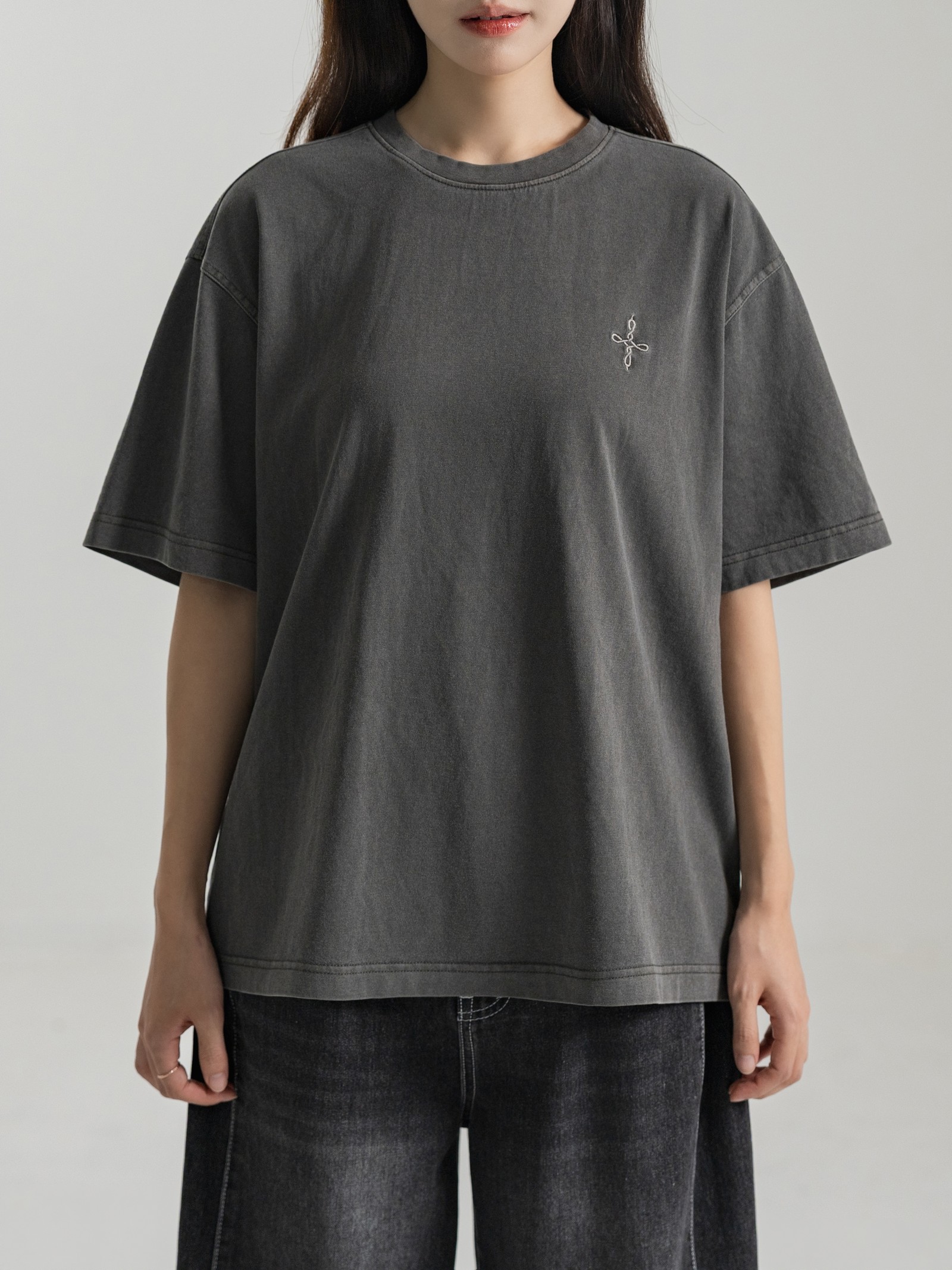 FADED GRAPHITE HEAVYWEIGHT TEE 실물 촬영 · 여성 모델 S 착용 상체 착용컷