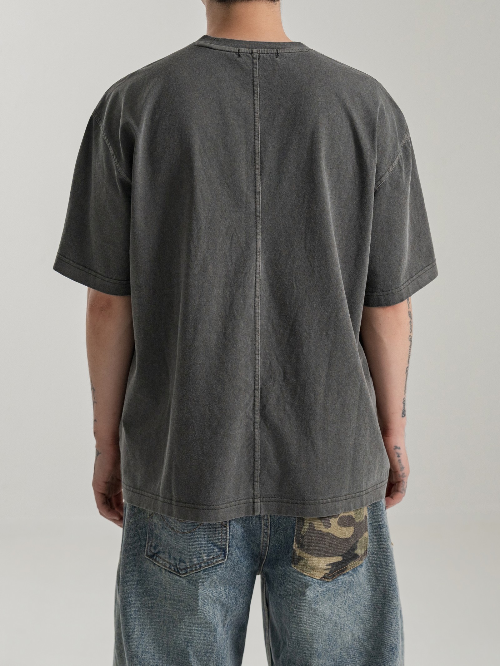 FADED GRAPHITE HEAVYWEIGHT TEE 실물 촬영 · 남성 모델 L 착용 뒷모습
