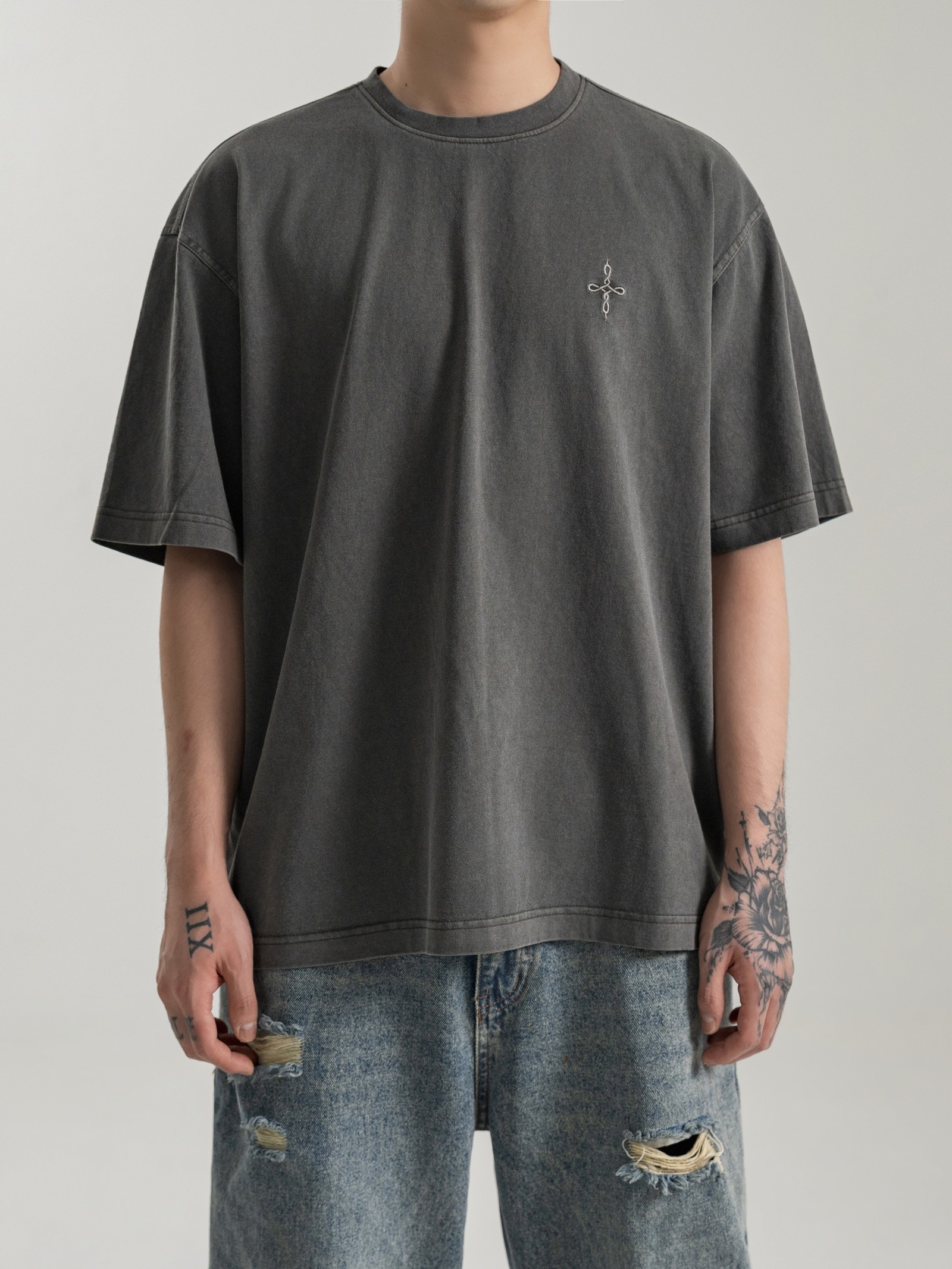 FADED GRAPHITE HEAVYWEIGHT TEE 실물 촬영 · 남성 모델 L 착용 상체 착용컷