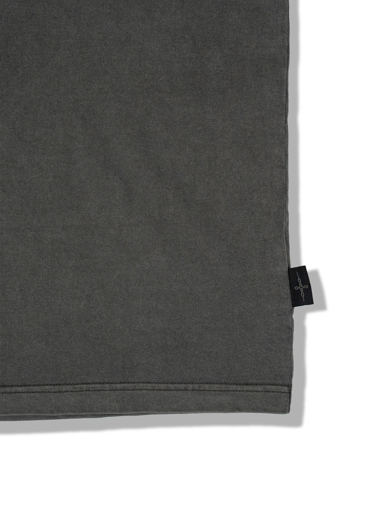 FADED GRAPHITE HEAVYWEIGHT TEE 실물 촬영 · 사이드심 태그 확대