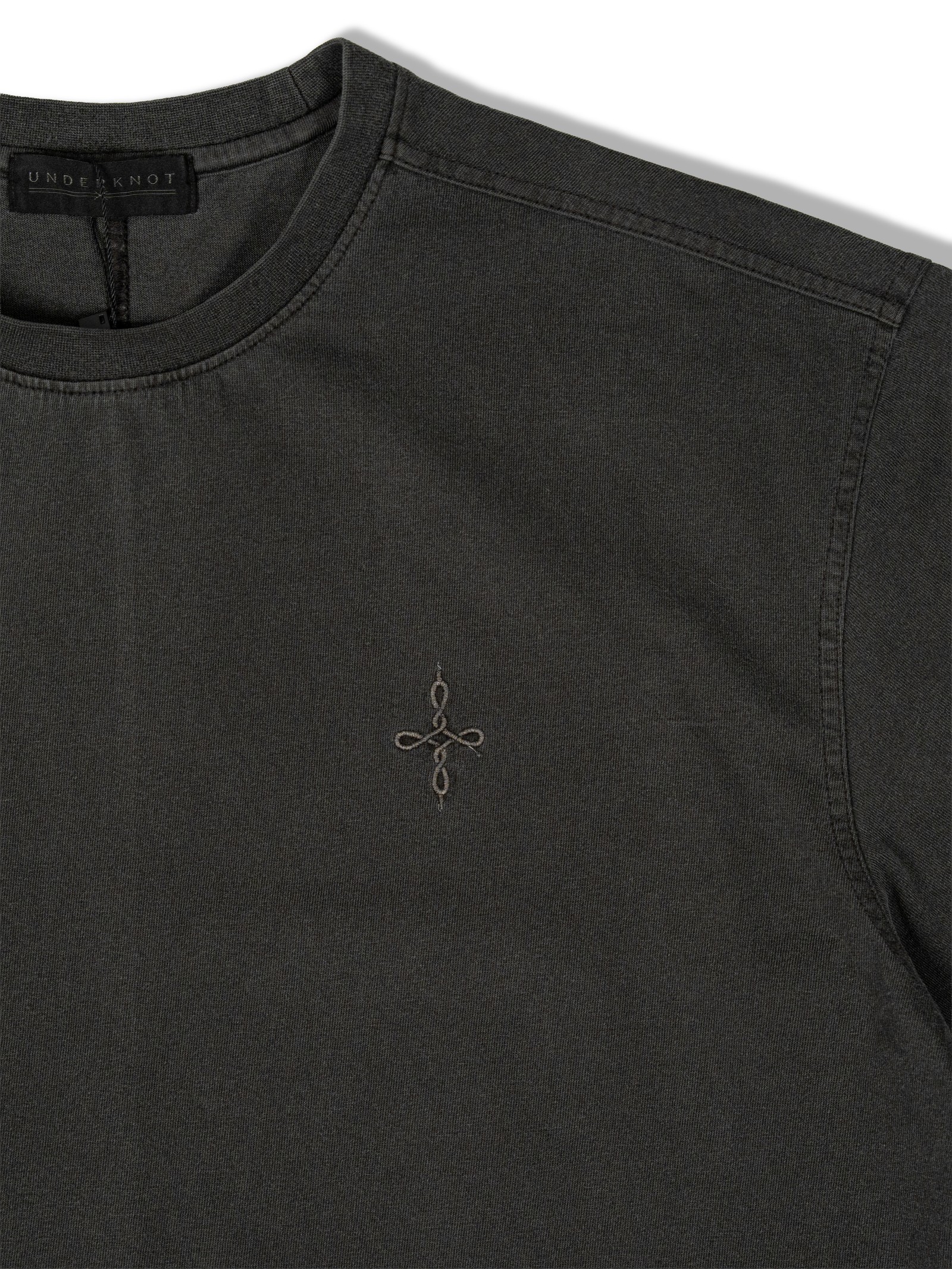 WASHED CHARCOAL HEAVYWEIGHT TEE 실물 촬영 · 왼쪽 가슴 UNDERKNOT 심볼 자수 확대