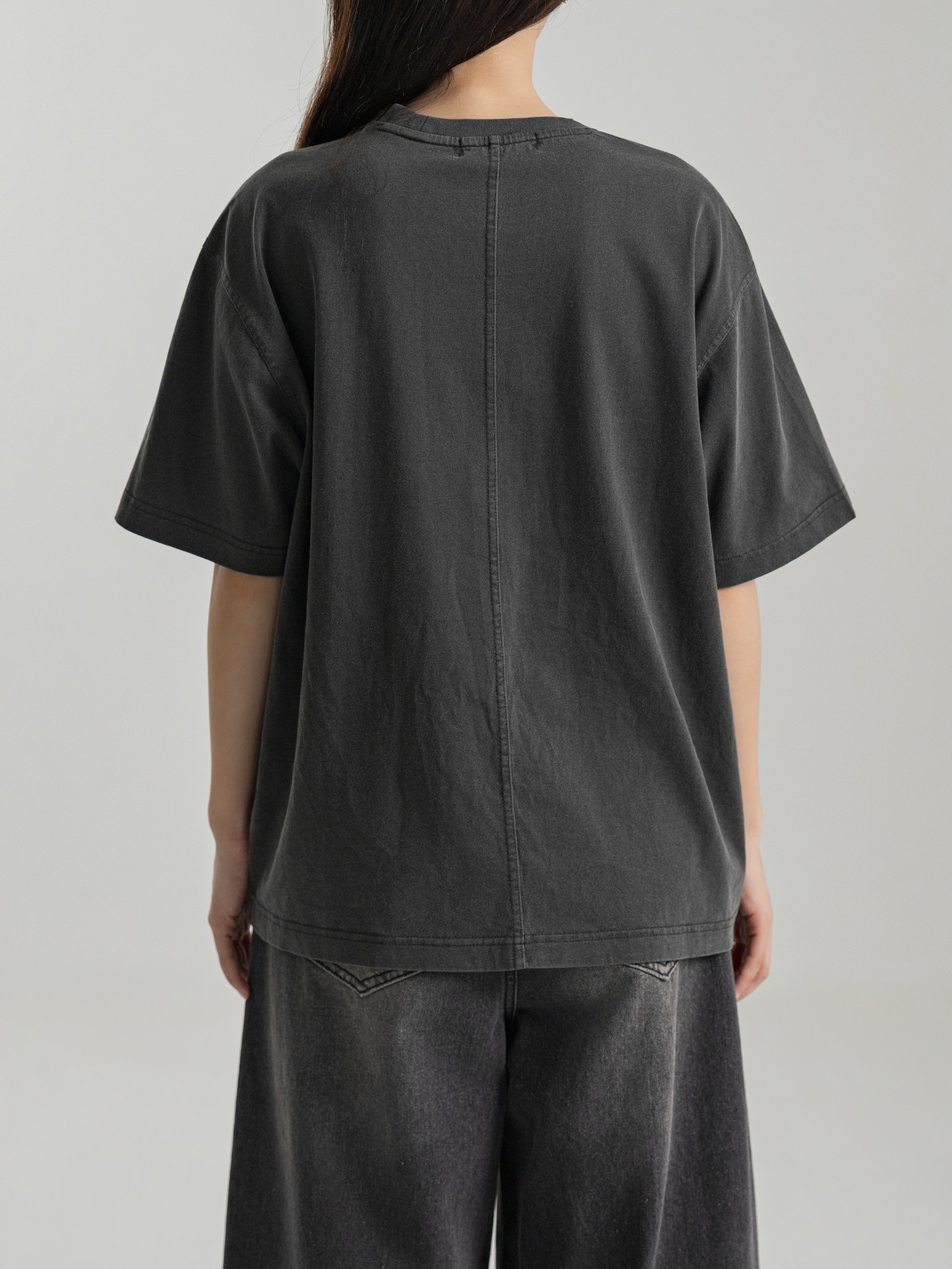 WASHED CHARCOAL HEAVYWEIGHT TEE 실물 촬영 · 여성 모델 S 착용 뒷모습