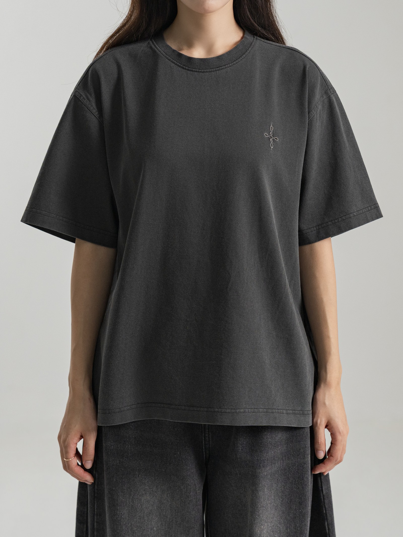 WASHED CHARCOAL HEAVYWEIGHT TEE 실물 촬영 · 여성 모델 S 착용 상체 착용컷