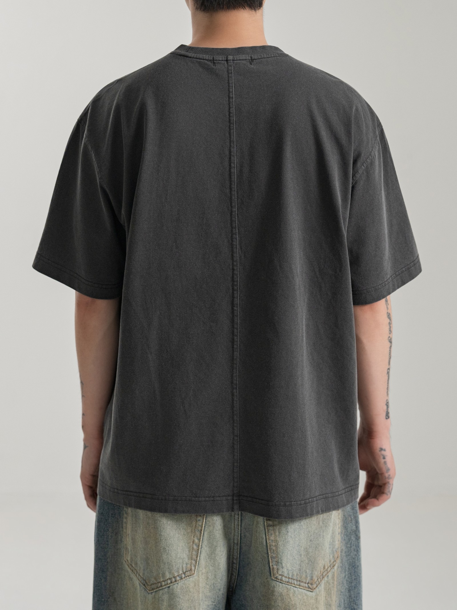WASHED CHARCOAL HEAVYWEIGHT TEE 실물 촬영 · 남성 모델 L 착용 뒷모습