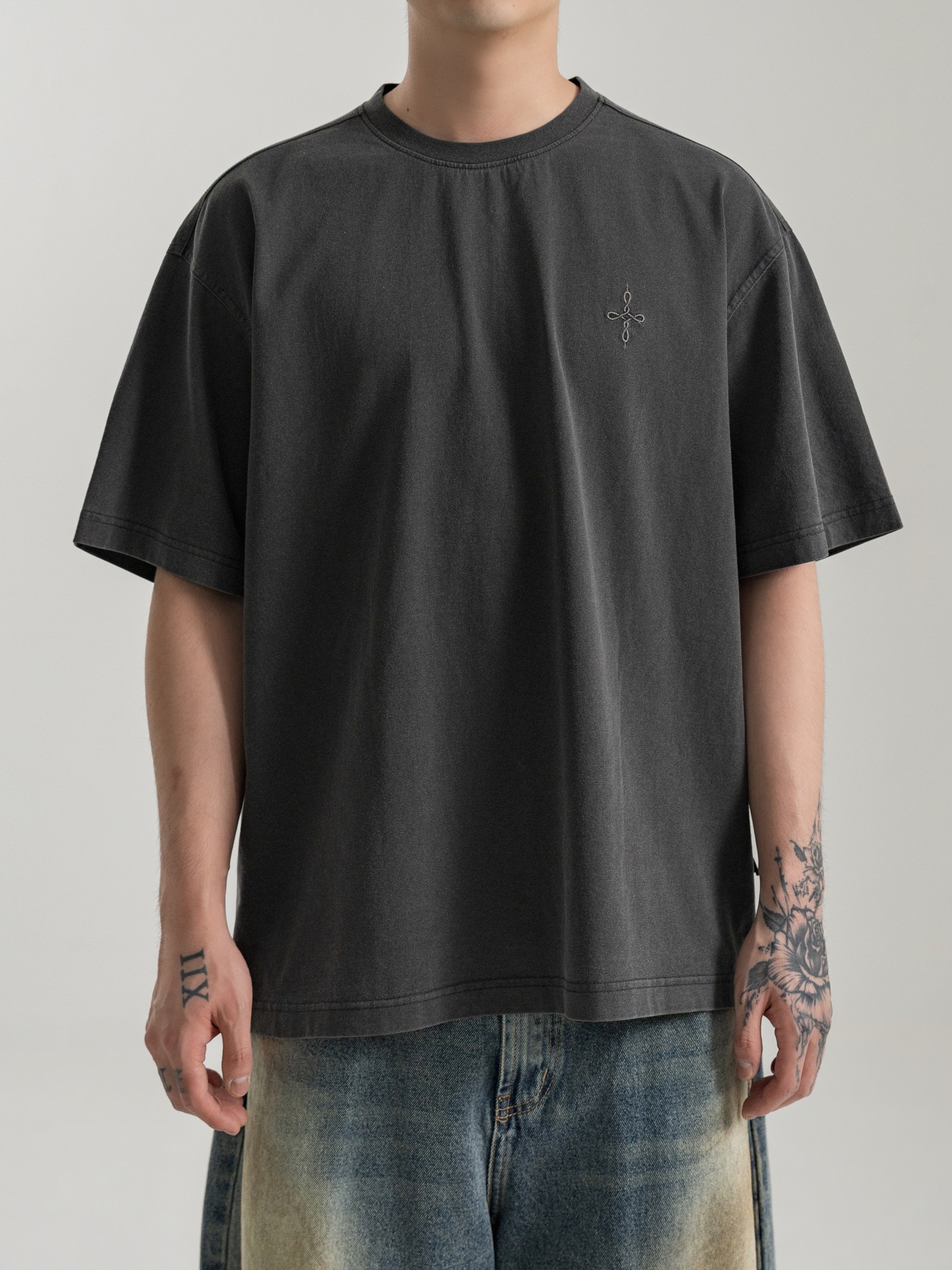 WASHED CHARCOAL HEAVYWEIGHT TEE 실물 촬영 · 남성 모델 L 착용 상체 착용컷