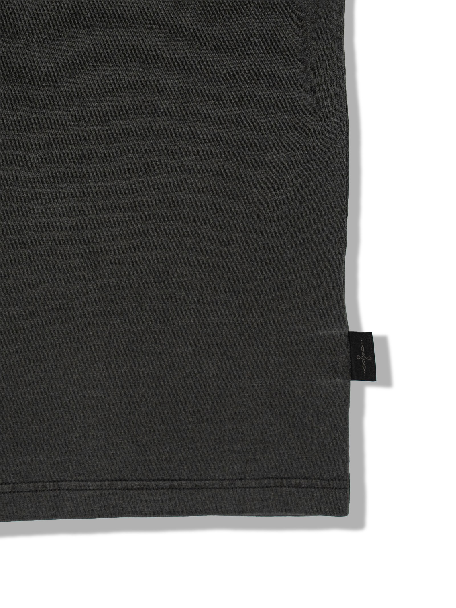 WASHED CHARCOAL HEAVYWEIGHT TEE 실물 촬영 · 사이드심 태그 확대