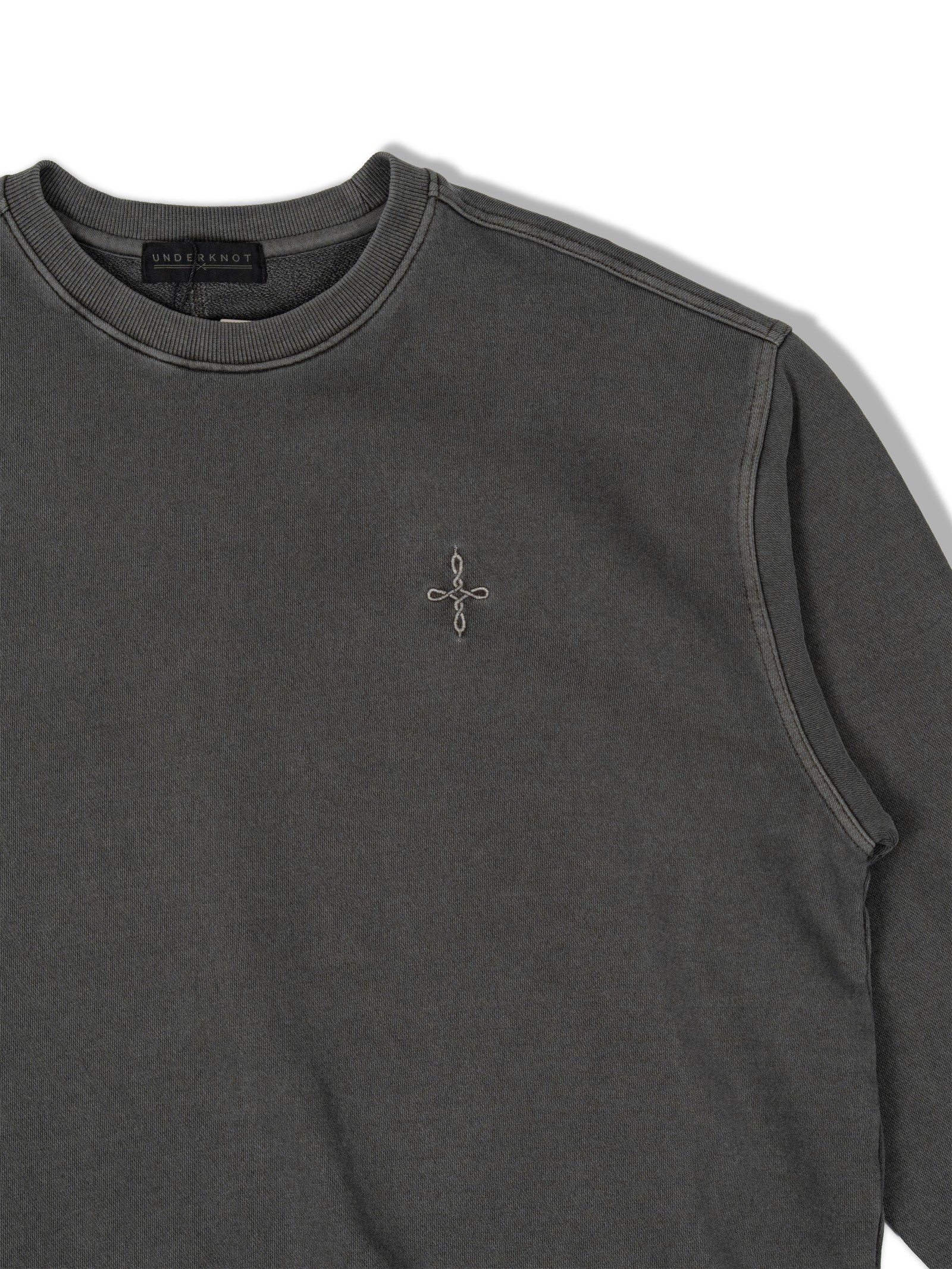 FADED GRAPHITE PIGMENT FADE SWEATSHIRT 실물 촬영 · 왼쪽 가슴 UNDERKNOT 심볼 자수 확대