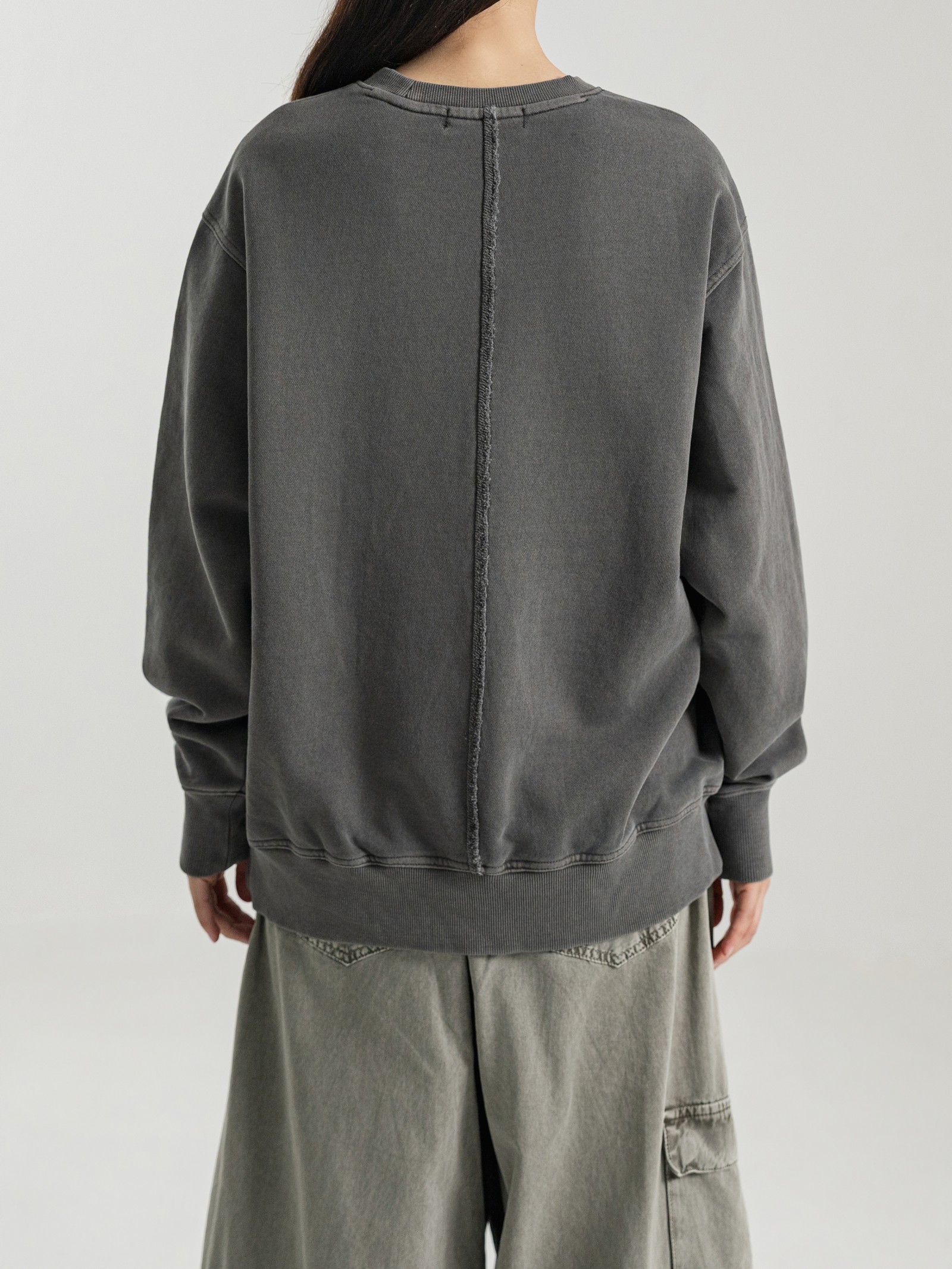 FADED GRAPHITE PIGMENT FADE SWEATSHIRT 실물 촬영 · 여성 모델 S 착용 뒷모습