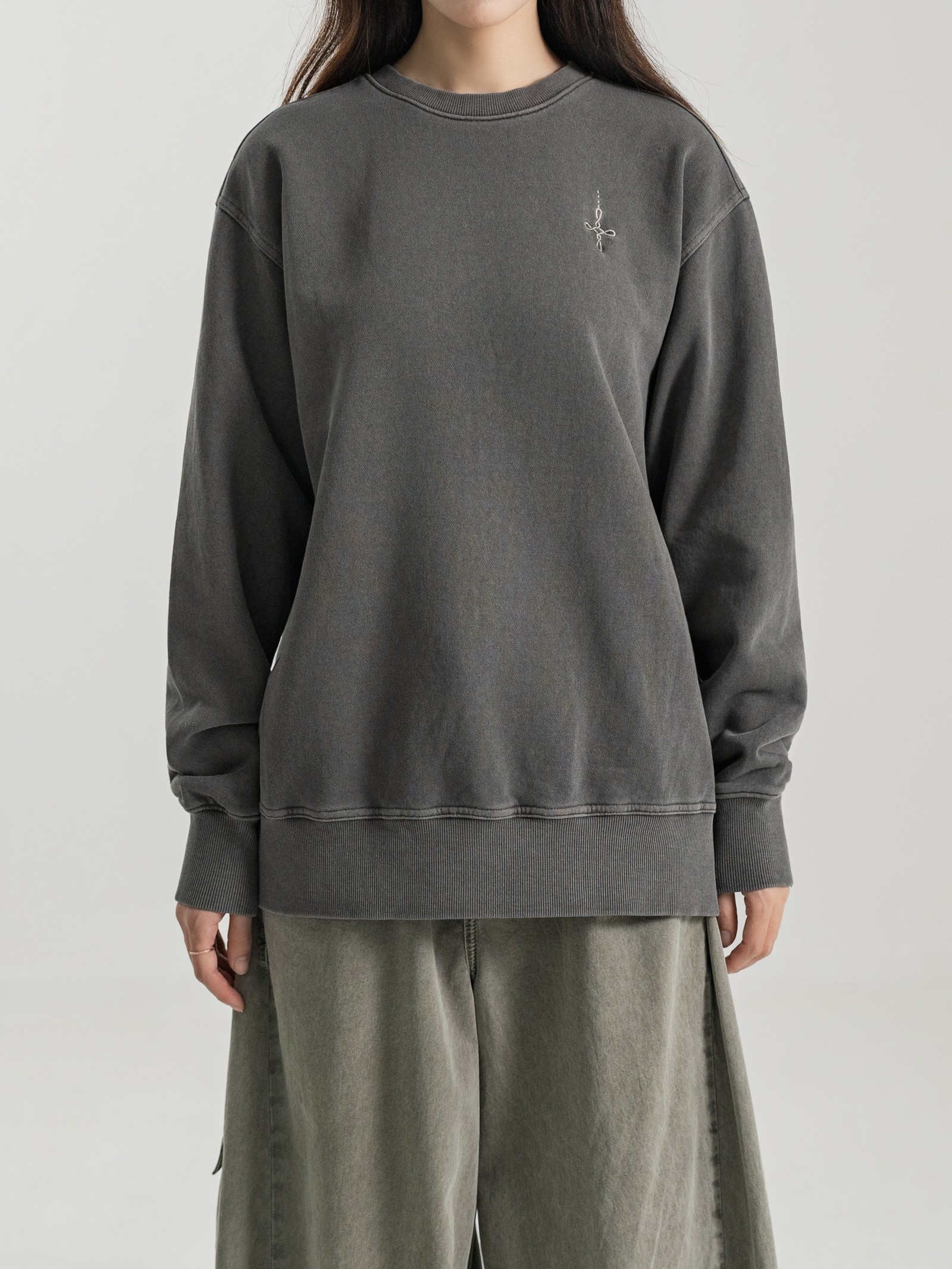 FADED GRAPHITE PIGMENT FADE SWEATSHIRT 실물 촬영 · 여성 모델 S 착용 상체 착용컷