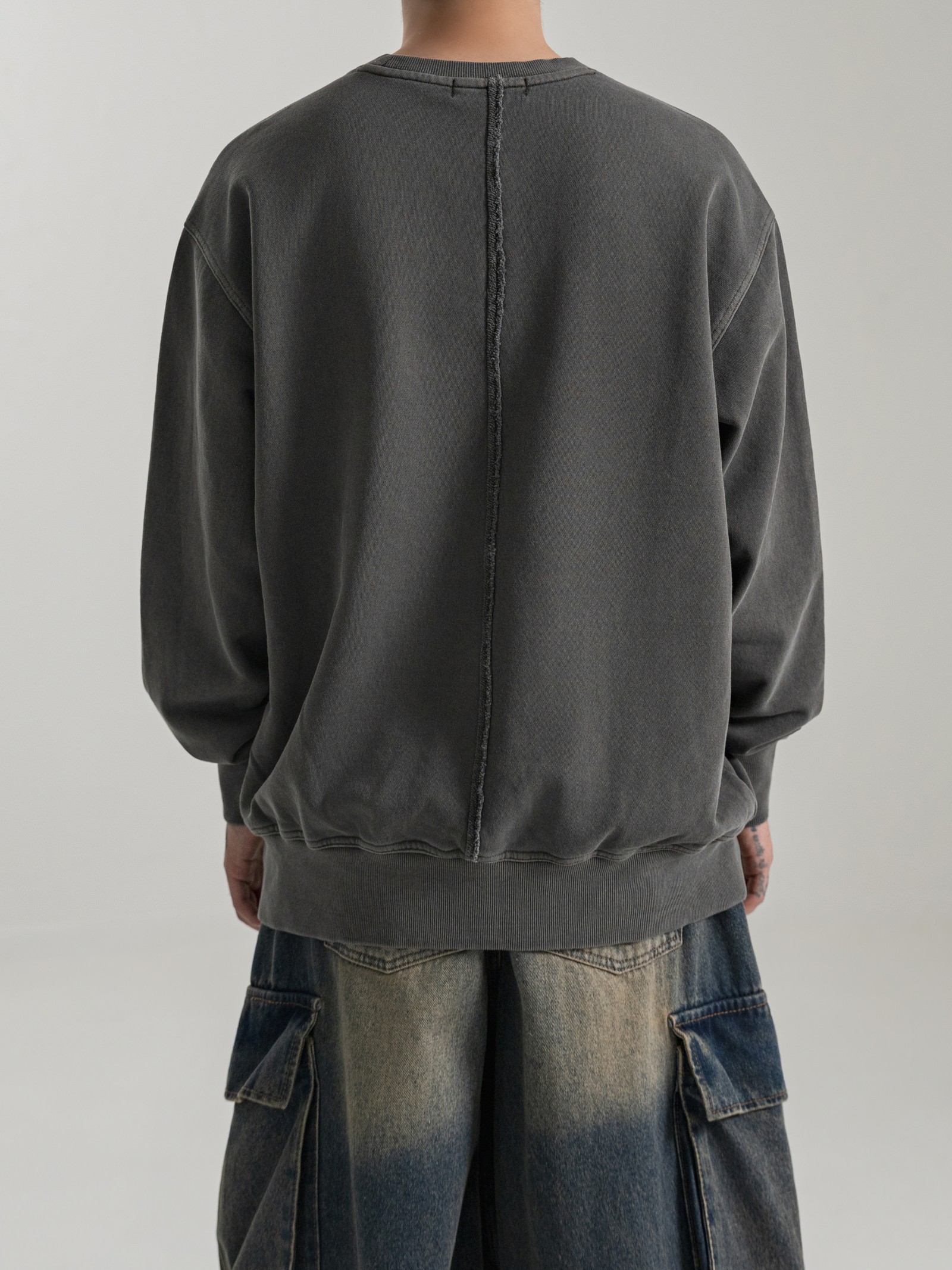 FADED GRAPHITE PIGMENT FADE SWEATSHIRT 실물 촬영 · 남성 모델 L 착용 뒷모습