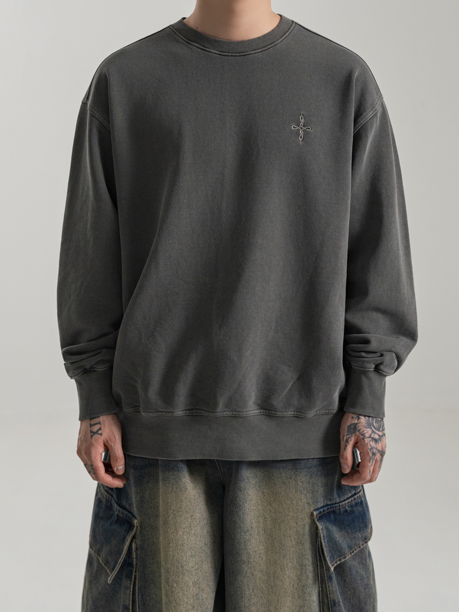 FADED GRAPHITE PIGMENT FADE SWEATSHIRT 실물 촬영 · 남성 모델 L 착용 상체 착용컷