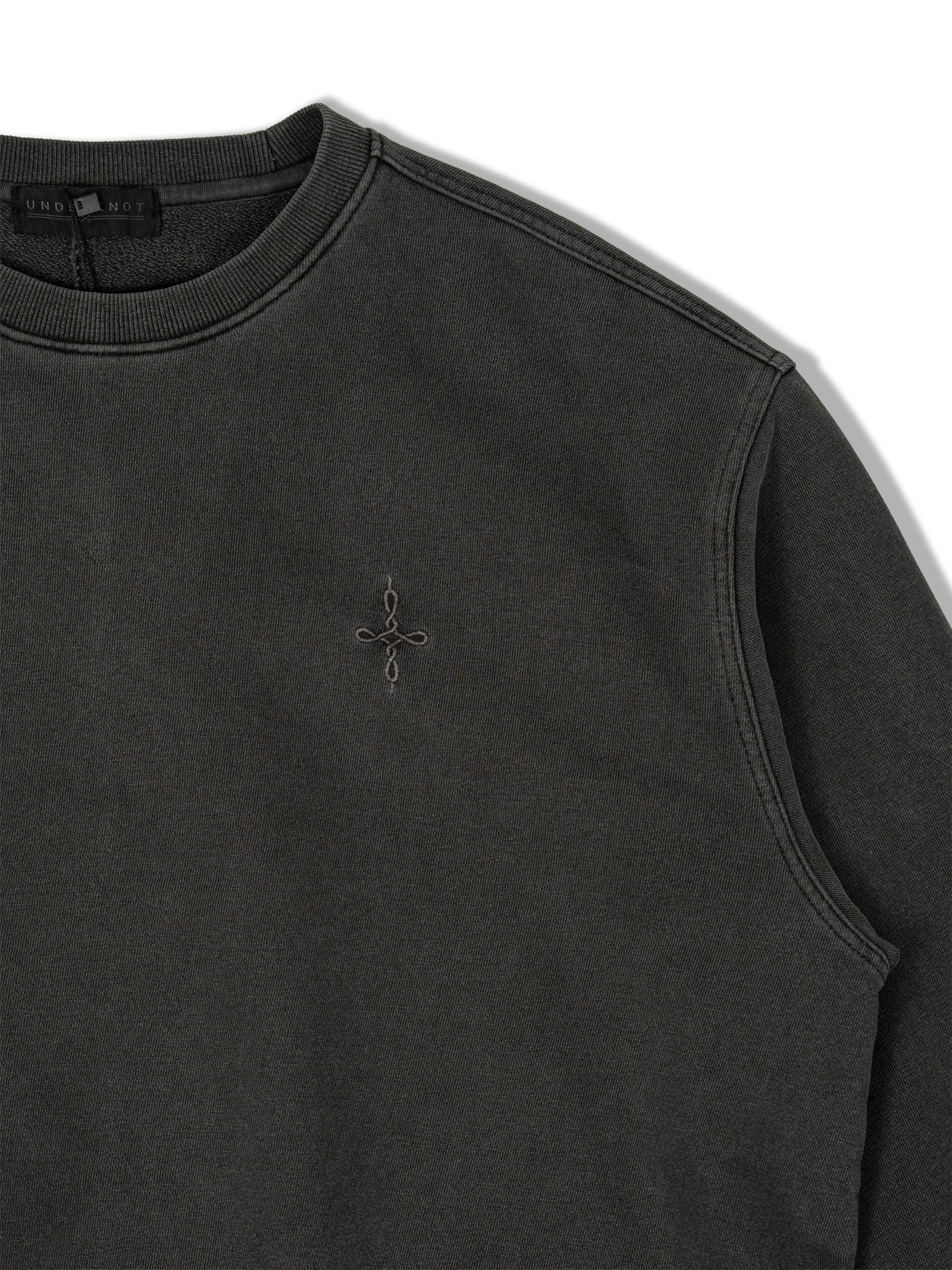 WASHED CHARCOAL PIGMENT FADE SWEATSHIRT 실물 촬영 · 왼쪽 가슴 UNDERKNOT 심볼 자수 확대