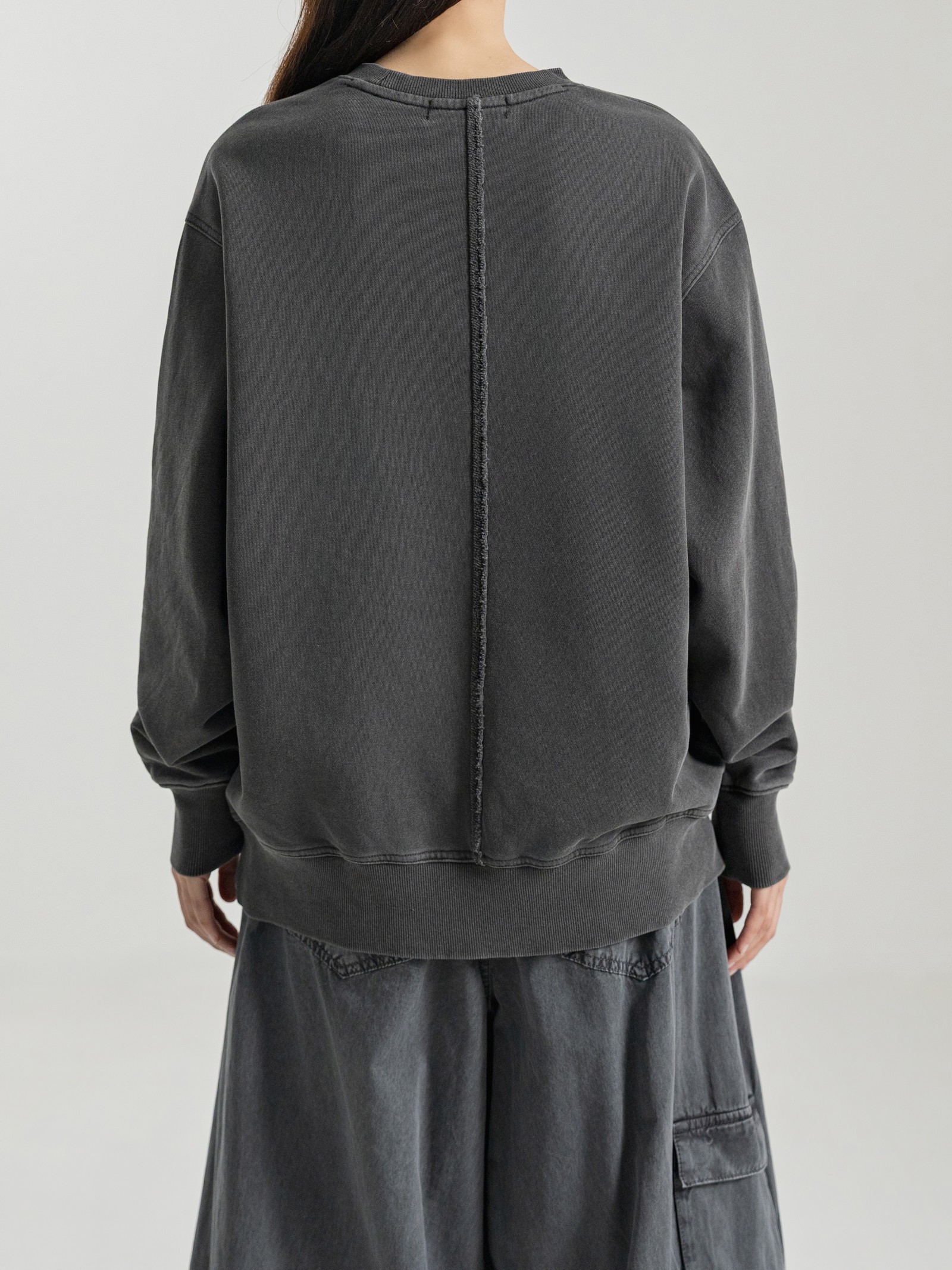 WASHED CHARCOAL PIGMENT FADE SWEATSHIRT 실물 촬영 · 여성 모델 S 착용 뒷모습
