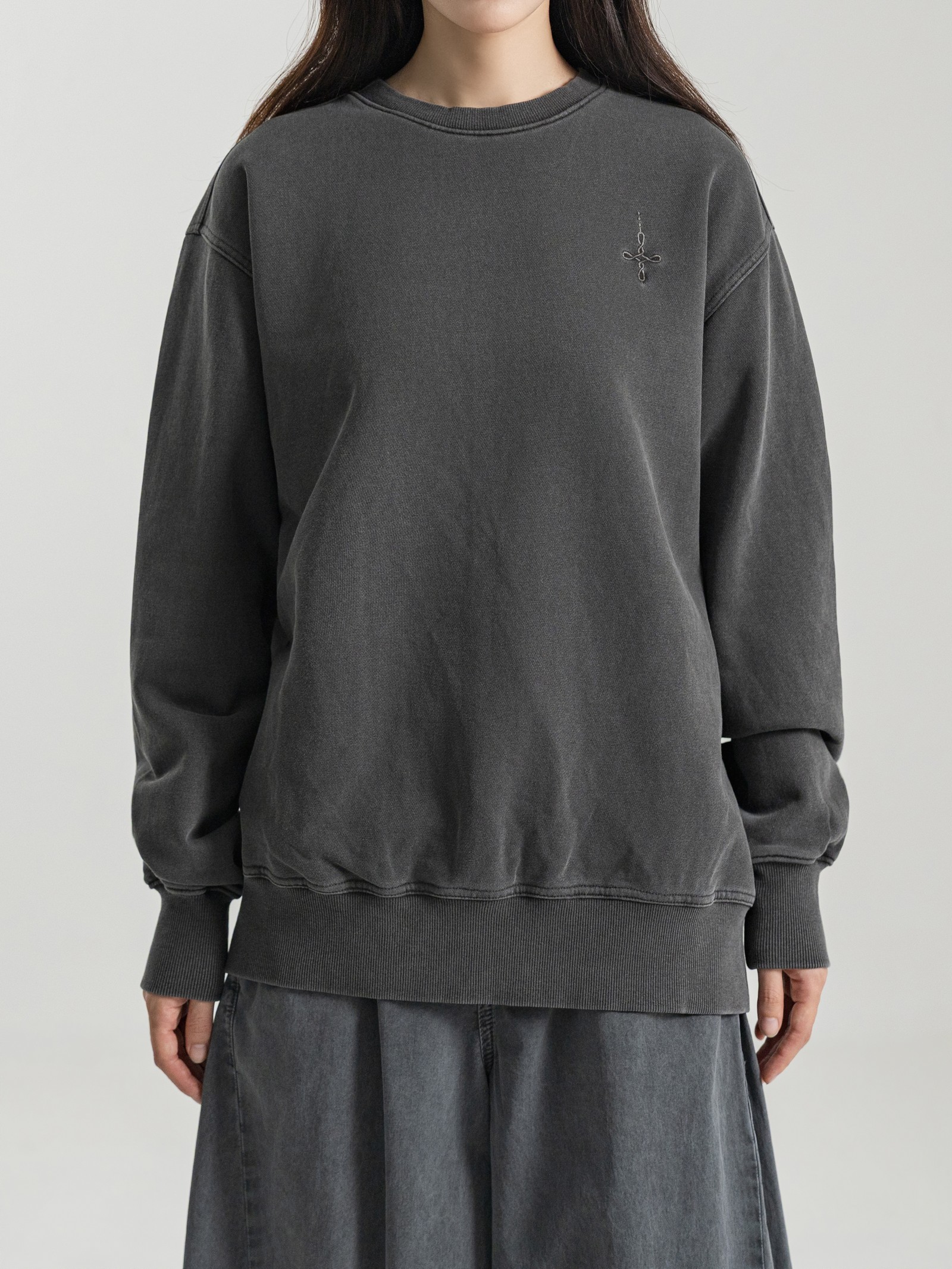 WASHED CHARCOAL PIGMENT FADE SWEATSHIRT 실물 촬영 · 여성 모델 S 착용 상체 착용컷