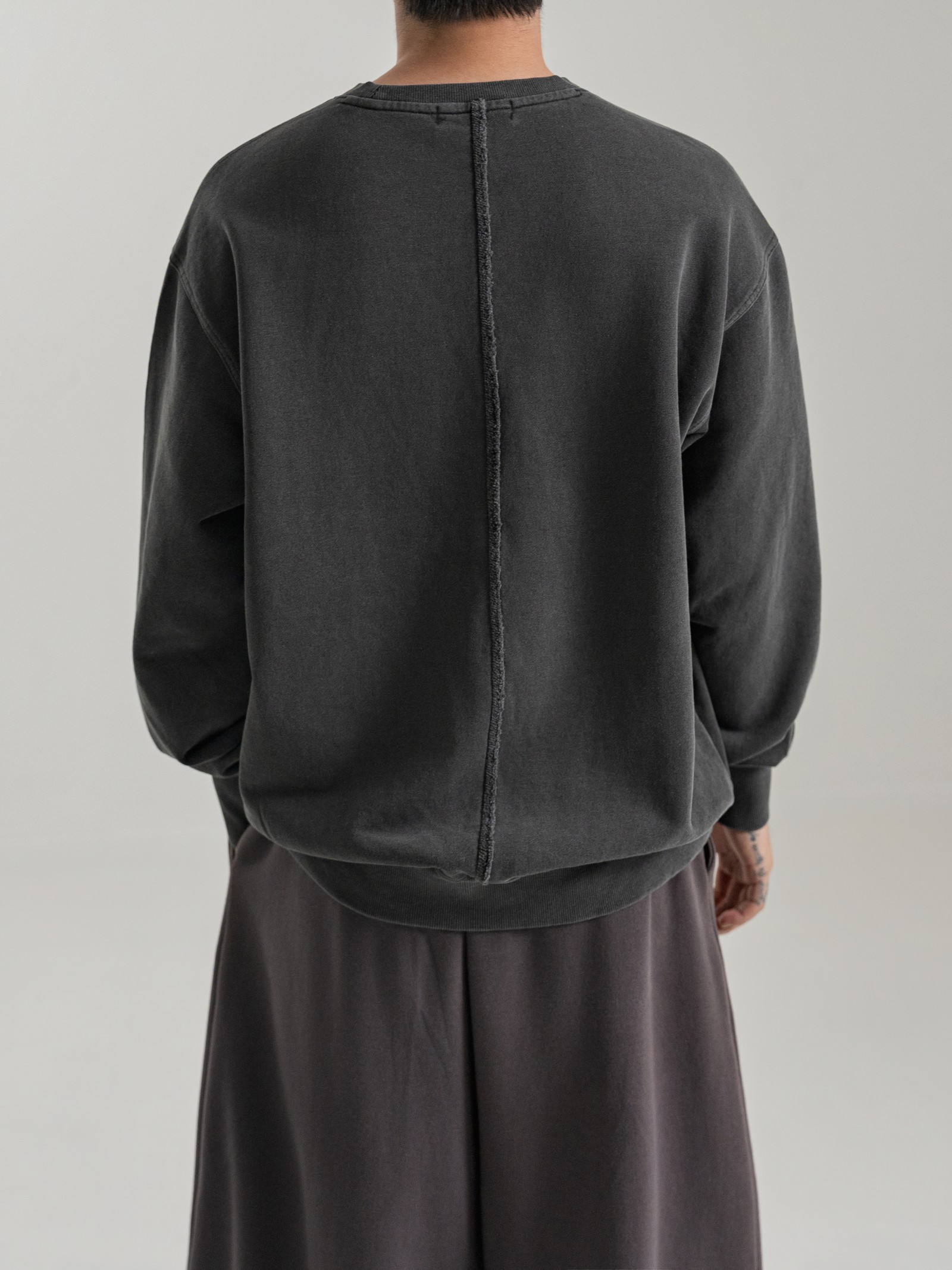 WASHED CHARCOAL PIGMENT FADE SWEATSHIRT 실물 촬영 · 남성 모델 L 착용 뒷모습