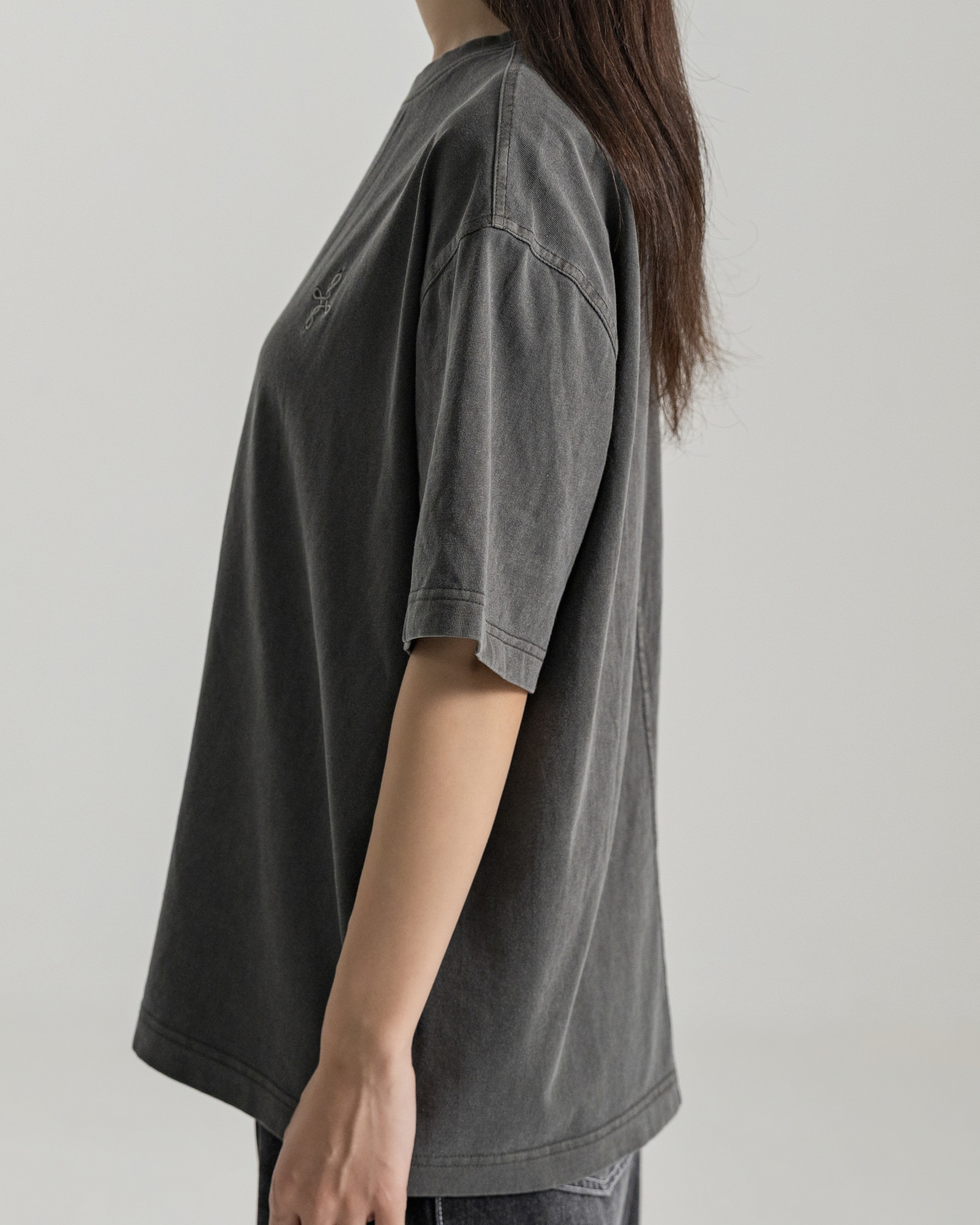 FADED GRAPHITE HEAVYWEIGHT TEE 실물 촬영 · 여성 모델 S 착용 옆모습과 소매 볼륨