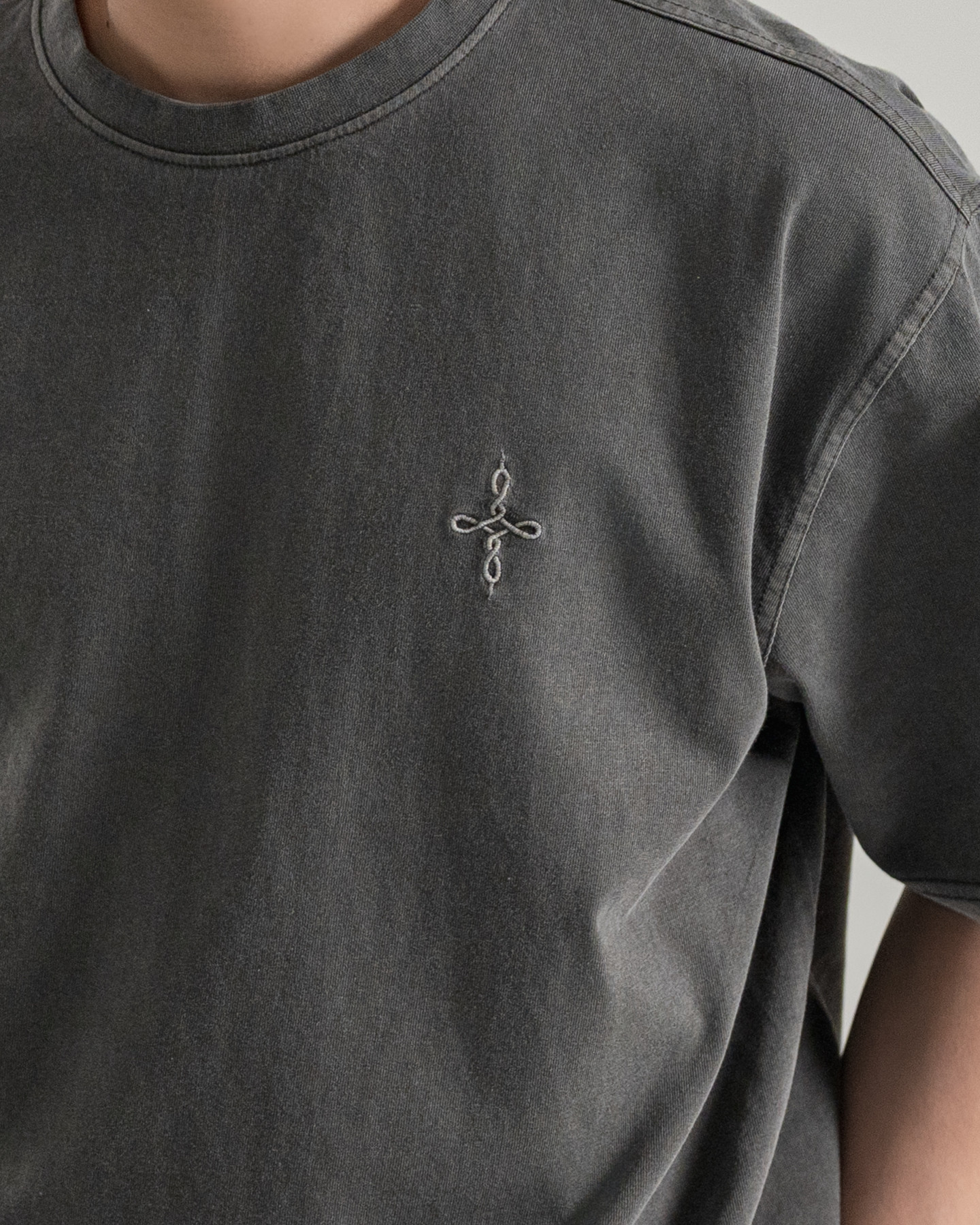 FADED GRAPHITE HEAVYWEIGHT TEE 실물 촬영 · 착용 상태의 UNDERKNOT 심볼 자수와 넥라인 확대