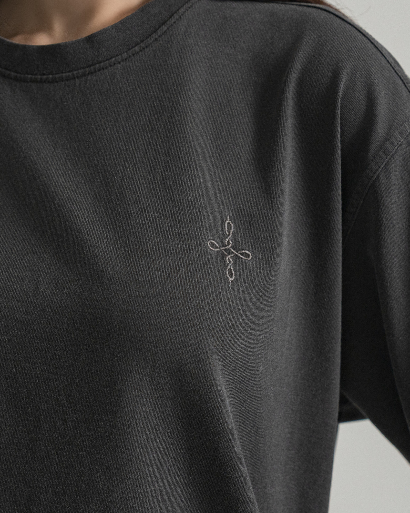 WASHED CHARCOAL HEAVYWEIGHT TEE 실물 촬영 · 착용 상태의 UNDERKNOT 심볼 자수와 넥라인 확대
