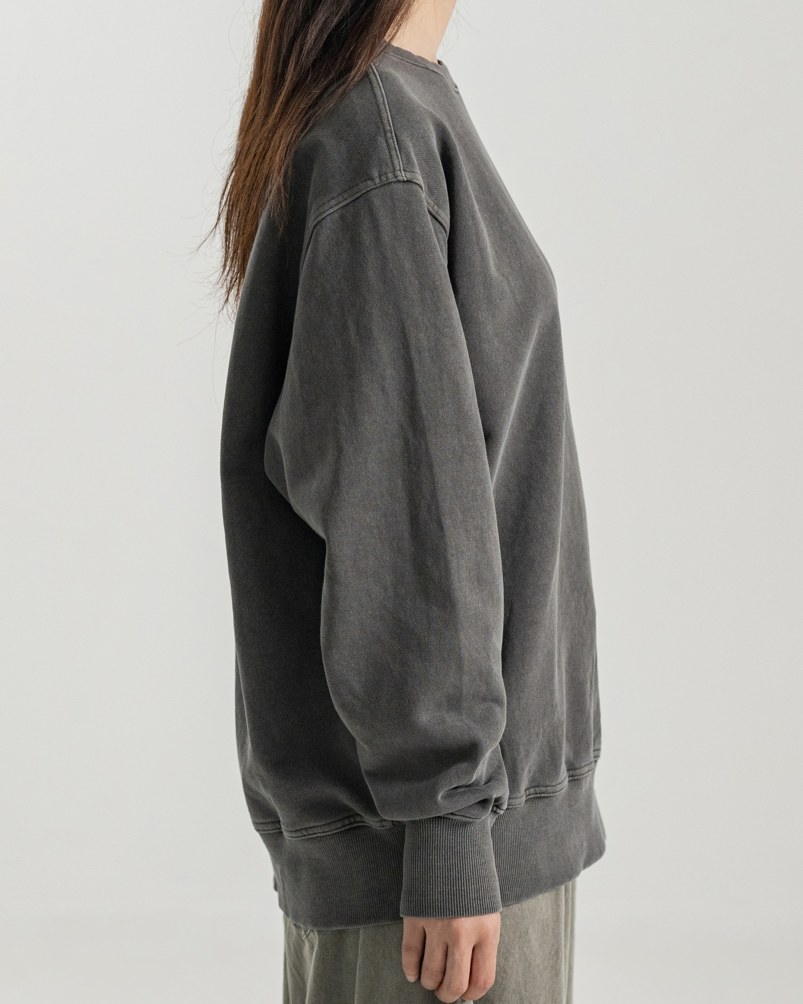 FADED GRAPHITE PIGMENT FADE SWEATSHIRT 실물 촬영 · 여성 모델 S 착용 옆모습과 소매 볼륨
