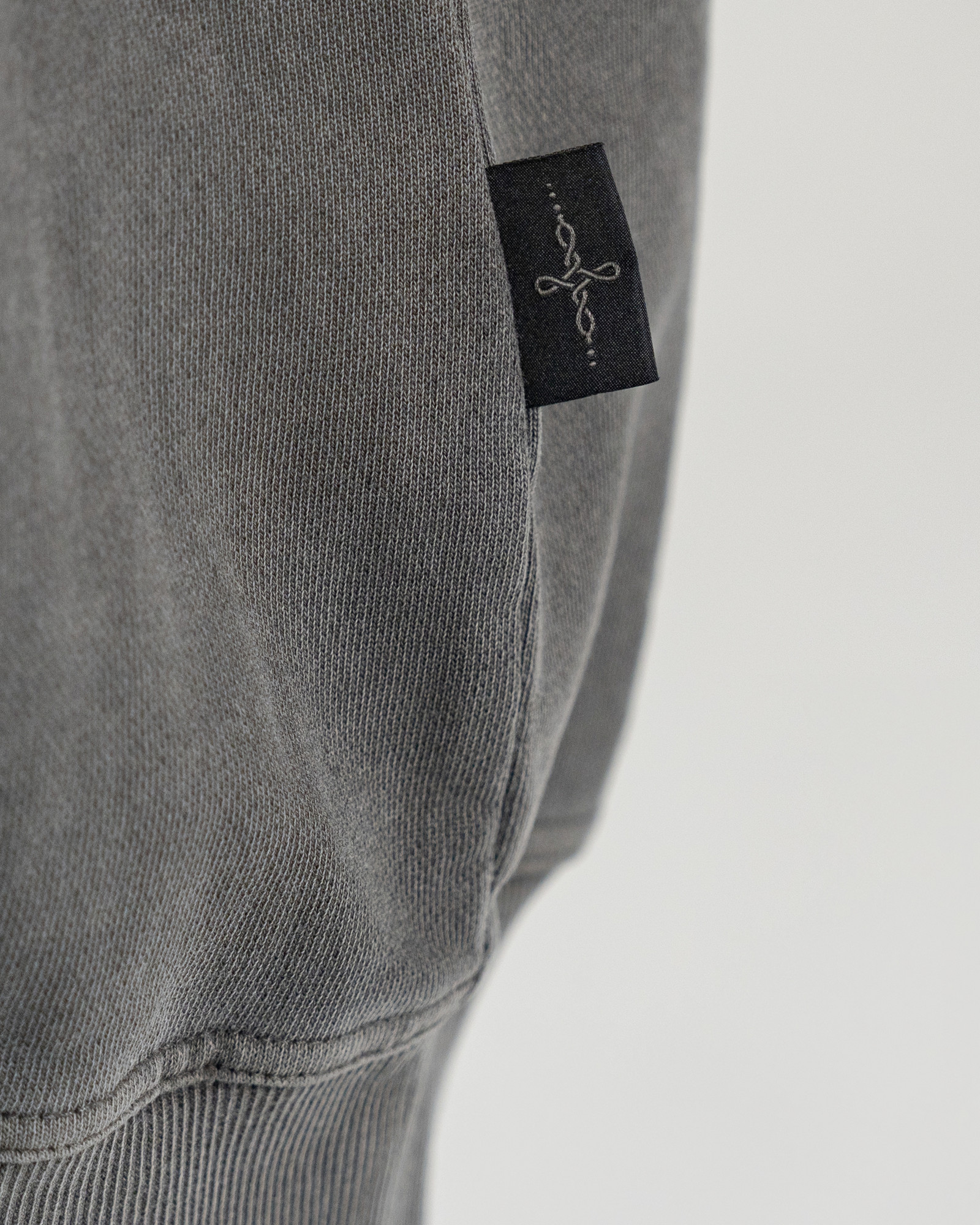 FADED GRAPHITE PIGMENT FADE SWEATSHIRT 실물 촬영 · 착용 상태의 태그와 워싱 질감, 밑단 리브 확대
