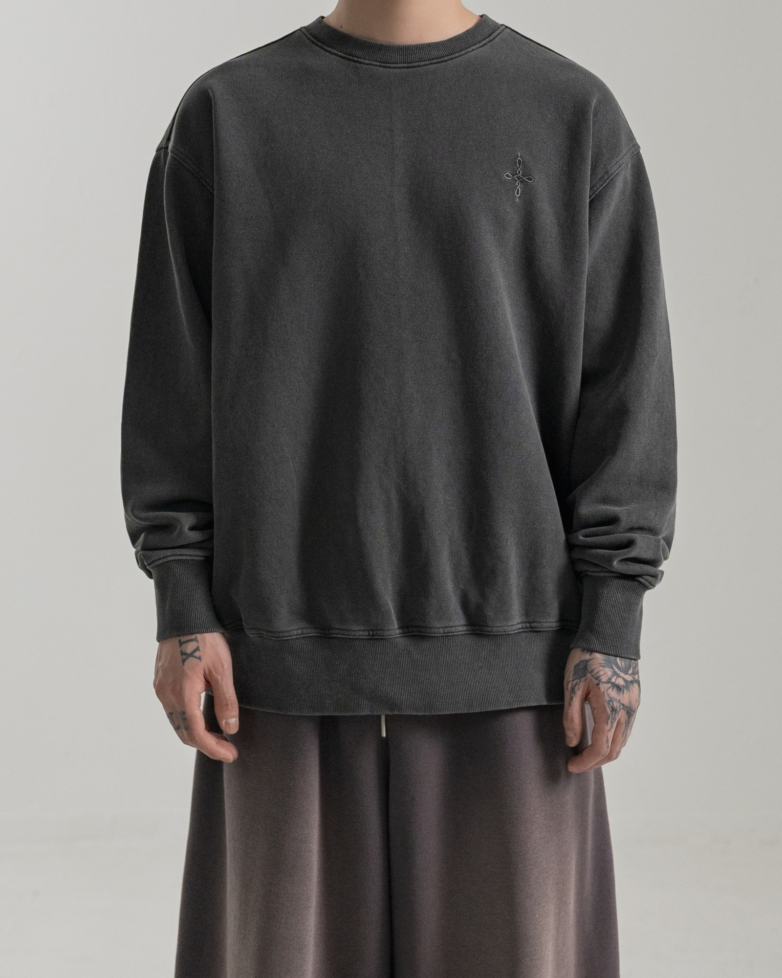 WASHED CHARCOAL PIGMENT FADE SWEATSHIRT 실물 촬영 · 남성 모델 L 착용 앞모습과 기장