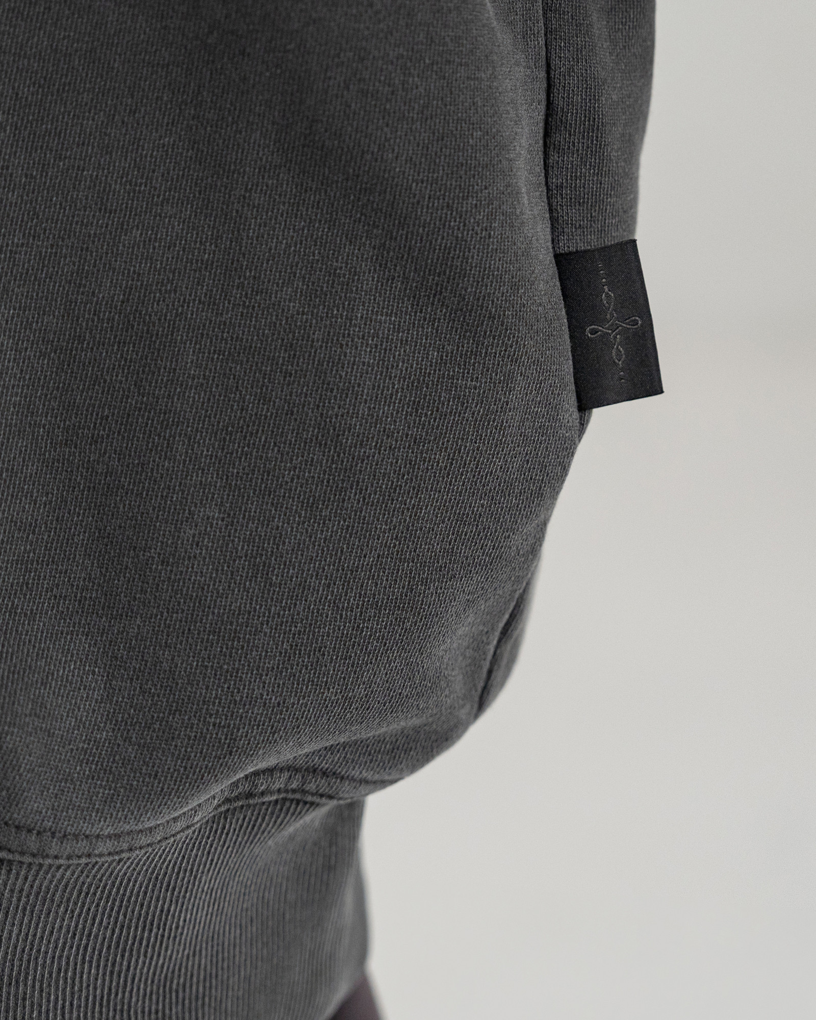 WASHED CHARCOAL PIGMENT FADE SWEATSHIRT 실물 촬영 · 착용 상태의 사이드심 태그와 밑단 확대