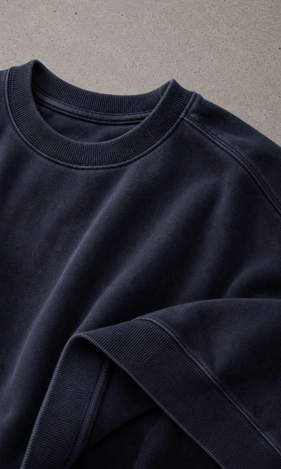 중립광에서 본 WASHED NAVY 색상과 워싱 표면, 넥 립과 밑단 립