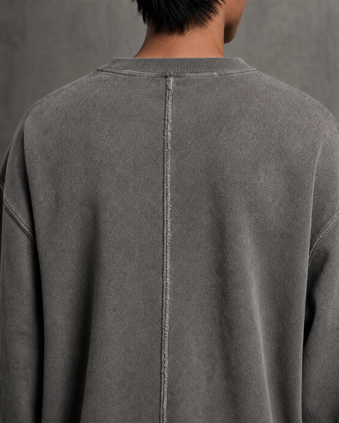 PIGMENT FADE SWEATSHIRT 등판 중앙 노출 봉제선 디지털 디테일